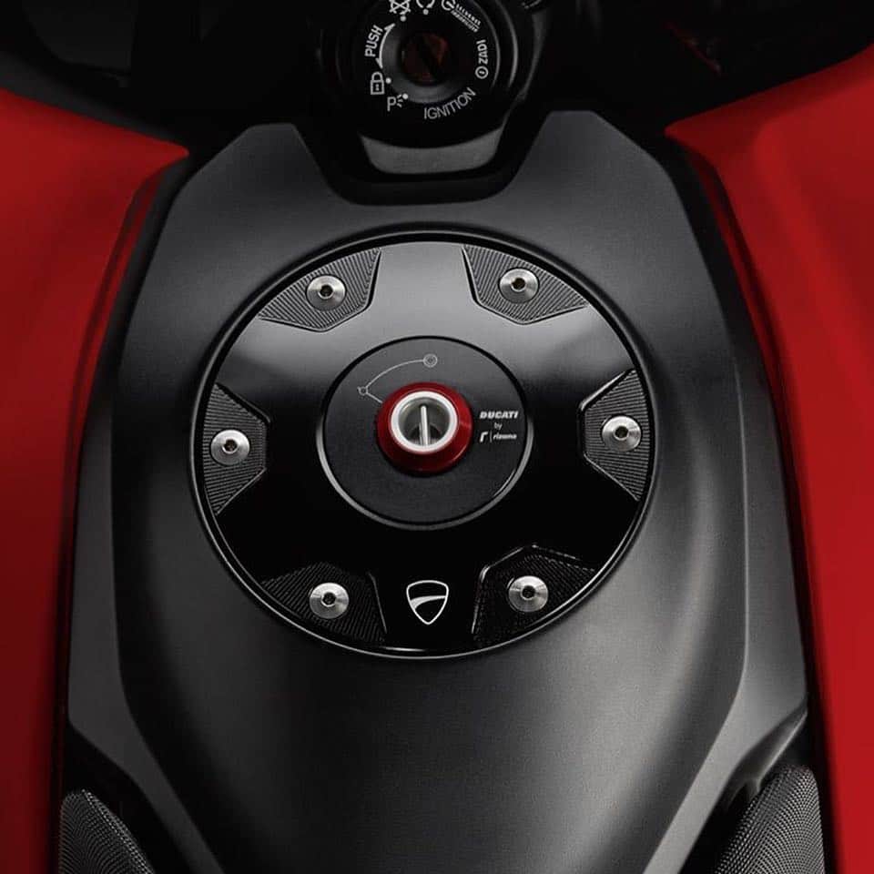 Ducati Japanさんのインスタグラム写真 - (Ducati JapanInstagram)「純粋な走る喜び、無限のアドレナリンを生むNEWハイパーモタード950用ニューアクセサリをご覧ください #DucatiPerformance #Hypermotard950 #GameOn #ドゥカティ #ドゥカティいいじゃん #ハイパーモタード」4月24日 18時18分 - ducatijapan