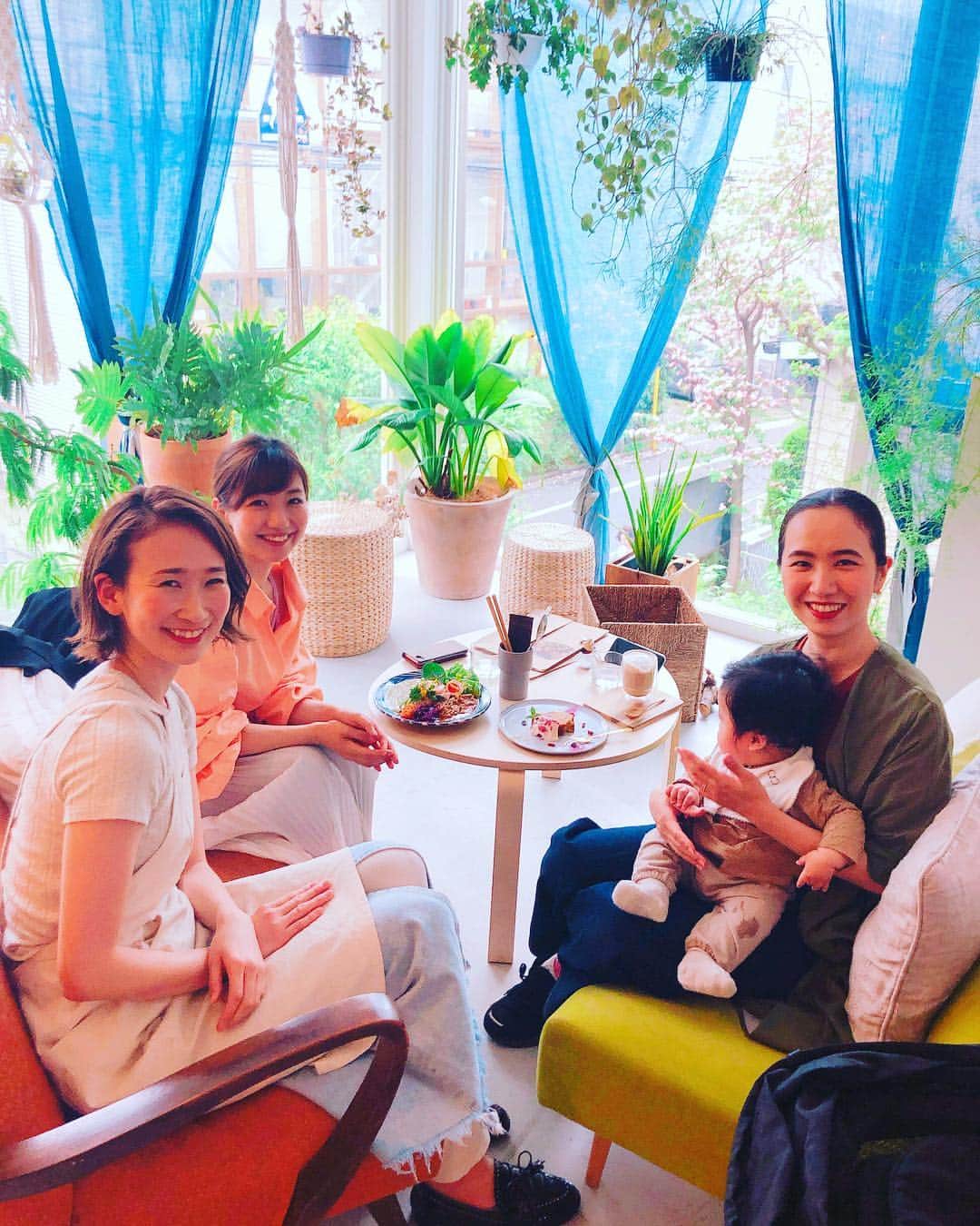 西畑亜美さんのインスタグラム写真 - (西畑亜美Instagram)「いそちゃん @saoriiso との出会いは、北参道にあるヨガスタジオ✨ 仲良しの先生から「他のヨガインストラクターがやってない場所でレッスンしてたり、イベントプロデュースしてる子がいるよ」って聞かされていて、 「なんて素敵な世界観を持つインストラクターなんだろう」とインスタをずっとずっと見ていて憧れていたisoちゃん☺️ そこのスタジオでレッスンが前後になり、初めて会った時に「ずっと見てました‼︎」って挨拶したのがつい最近のよう、、、😂 2年前かな？ ・ ・ 私がフリーヨガインストラクターになりたての頃、ゆきちゃん @yuki.nakamura.yoga のHPを見つけてフリーヨガインストラクターとしてこの方みたいに働きたい‼︎ 笑顔がなんてステキな女性なんだろうって思ってたの💛初めて会ったのは3年前の？横浜ヨガフェスタ。 実は会った時メチャ緊張したのは、ここだけの話😂  2人には恥ずかしくて言えてなかったけど😂 2人は変わらずずっと憧れの2人です。 ヨガの業界には、憧れの人達が沢山います。 異性も同性も。 ヨガインストラクターとして働けること、そしてこうして素敵な人達と共に時間を共有出来る事、心から嬉しく思います。 関わって下さる方々に感謝です🙏 #代々木上原#代々木八幡#代々木公園#カフェ#cafe#カレー#curry#ヘルシー#カフェ巡り#yogini#yogainstructor#ヨガ講師#ヨガインストラクター#yogagirl#yogalife#代々木上原カフェ#オーガニック#organic#カフェ好き」4月24日 18時19分 - amii0106