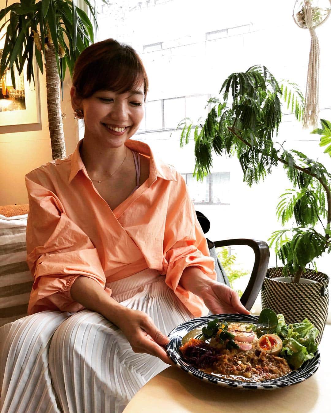 西畑亜美さんのインスタグラム写真 - (西畑亜美Instagram)「いそちゃん @saoriiso との出会いは、北参道にあるヨガスタジオ✨ 仲良しの先生から「他のヨガインストラクターがやってない場所でレッスンしてたり、イベントプロデュースしてる子がいるよ」って聞かされていて、 「なんて素敵な世界観を持つインストラクターなんだろう」とインスタをずっとずっと見ていて憧れていたisoちゃん☺️ そこのスタジオでレッスンが前後になり、初めて会った時に「ずっと見てました‼︎」って挨拶したのがつい最近のよう、、、😂 2年前かな？ ・ ・ 私がフリーヨガインストラクターになりたての頃、ゆきちゃん @yuki.nakamura.yoga のHPを見つけてフリーヨガインストラクターとしてこの方みたいに働きたい‼︎ 笑顔がなんてステキな女性なんだろうって思ってたの💛初めて会ったのは3年前の？横浜ヨガフェスタ。 実は会った時メチャ緊張したのは、ここだけの話😂  2人には恥ずかしくて言えてなかったけど😂 2人は変わらずずっと憧れの2人です。 ヨガの業界には、憧れの人達が沢山います。 異性も同性も。 ヨガインストラクターとして働けること、そしてこうして素敵な人達と共に時間を共有出来る事、心から嬉しく思います。 関わって下さる方々に感謝です🙏 #代々木上原#代々木八幡#代々木公園#カフェ#cafe#カレー#curry#ヘルシー#カフェ巡り#yogini#yogainstructor#ヨガ講師#ヨガインストラクター#yogagirl#yogalife#代々木上原カフェ#オーガニック#organic#カフェ好き」4月24日 18時19分 - amii0106