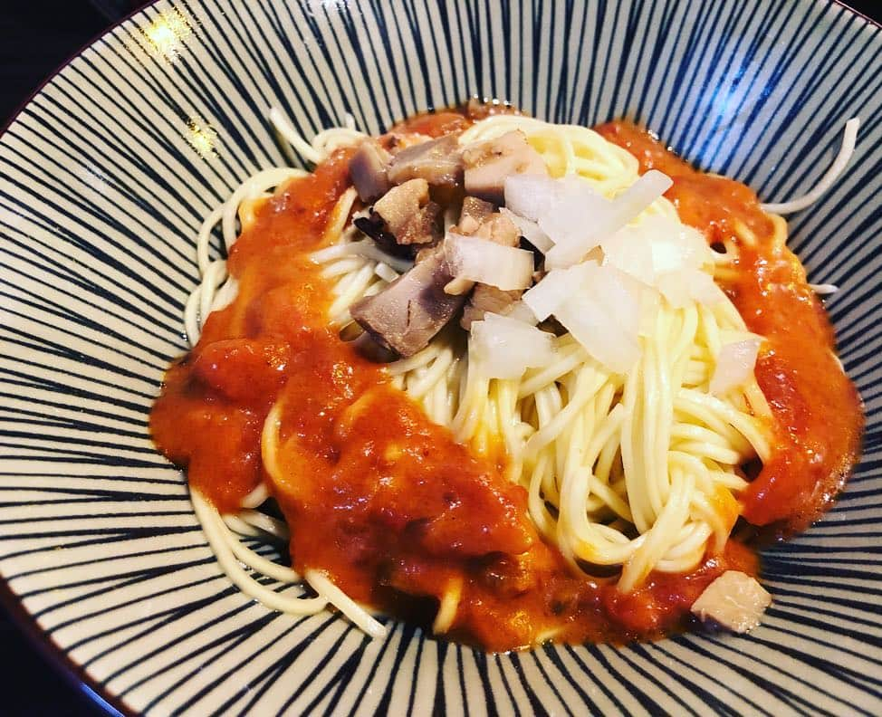 三宅智子さんのインスタグラム写真 - (三宅智子Instagram)「今日、志奈そば 田なかさんで、賄いで食べた蟹白湯のラーメンと蟹白湯つけ麺＋蟹トマトクリームの和え玉！  先週、6周年の限定で出した蟹白湯のスープが少し残っていたので、作ってくれました！  濃厚で旨味たっぷりの蟹白湯スープが感動する美味しさ！ 途中で蟹トマトクリームを混ぜると一気にイタリアンになって、これがまた美味しくて、最高でした！  蟹白湯のつけ麺に蟹トマトクリームの和え玉も絶品で、贅沢過ぎる賄いでした！  毎回、毎回、本当に美味しい賄いを食べさせてくれて、有難い限りです！  昨年末に久しぶりに食べに行った際に人手不足でというか話から、私で良ければ手伝いますよー的な感じで、働き始めたのですが、本当に働いて良かったです！」4月24日 18時29分 - tomoko1121m