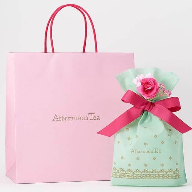 Afternoon Teaさんのインスタグラム写真 - (Afternoon TeaInstagram)「【明日4/25～期間限定“母の日”ラッピングが登場！ 華やかなコサージュなどギフトシーンを彩るラッピングが揃います。】 #きょうも小さなもので世界を変える #アフタヌーンティー母の日 ・ 毎年好評のコサージュがセットになった有料ギフトラッピングや母の日らしいピンクのショッパーは、日頃の感謝を伝える贈り物の、特別感をより一層引き立てます。 ・ ・ ＼ギフトをご購入された方にメッセージカードをプレゼント／ Afternoon Tea LIVINGオリジナルのアートを使用したメッセージカードをご用意。 ギフトをご購入の方、先着名様にプレゼントいたします。 なかなか伝えられない“ありがとう”の気持ちを色とりどりの花柄があしらわれたデザインのメッセージカードに込めて、プレゼントを特別なものに。 ・ ・ ※ラッピングの一部は有料です。 ※なくなり次第終了です。 ※詳しくはスタッフまでお尋ねください。 ・ ・ -------------------------- CAMPAIGN -------------------------- 母の日ギフトに合わせた様々なキャンペーンをご用意！ 詳しくは、プロフィールのリンクからどうぞ ➡@afternoontea_official ・ ・ #AfternoonTea #AfternoonTeaLIVING #アフタヌーンティー #アフタヌーンティーリビング  #母の日 #母の日プレゼント #母の日ギフト #母の日のプレゼント #贈り物 #プチギフト #感謝 #お母さんありがとう #お母さん #母 #ギフト」4月24日 18時28分 - afternoontea_official