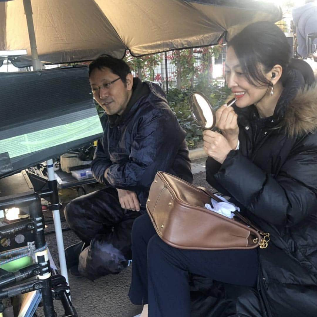 羽田美智子さんのインスタグラム写真 - (羽田美智子Instagram)「今夜は『特捜9』第三話放送です‼️ 小宮山、事件です‼️ 滅多にしない（自分では😅）メイク直しをして、よし、オッケイ！と思ったら、すかさずメイクさんに直されました😅💦 隣にいらっしゃるのはVEさん。とっても優しくて大好き！！20年近くお世話になってるんですよ☺️ドラマを裏側から支えてくださってる貴重な方です！たくさんのスタッフさんのお陰でドラマは出来ています。感謝しかありません❤️ 今夜も『特捜9』見てくださいね😉 #特捜9 #特捜 #テレビ朝日 #ドラマ #メイク」4月24日 18時33分 - michikohada