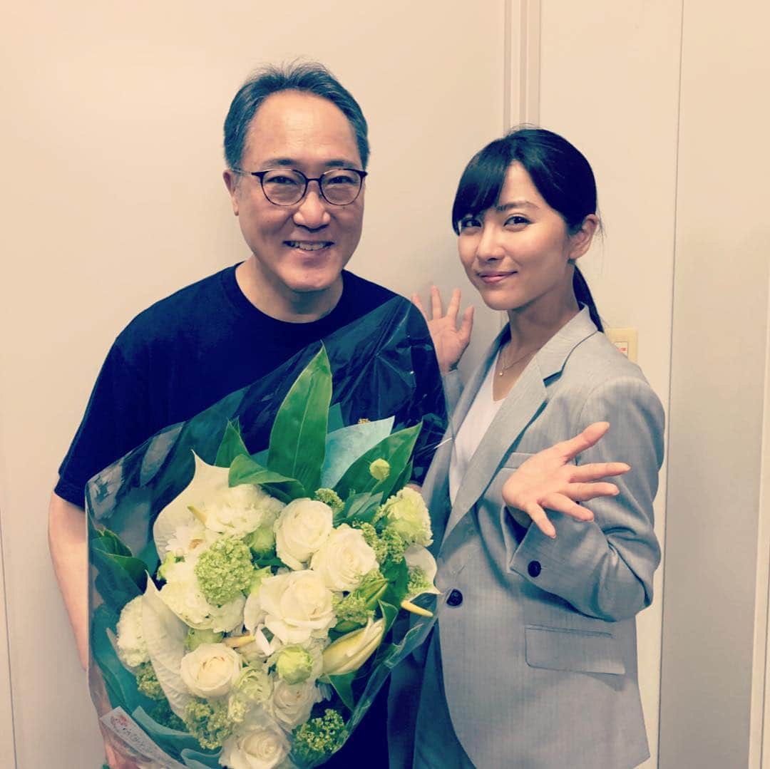 佐野史郎のインスタグラム：「NHK BSプレミアム 「おしい刑事」の撮影、みなさんより一足お先にオールアップ🎥 共演の石川恋さんと🌺 放送は5月5日(日)22:00〜 https://www6.nhk.or.jp/nhkpr/post/original.html?i=17859」
