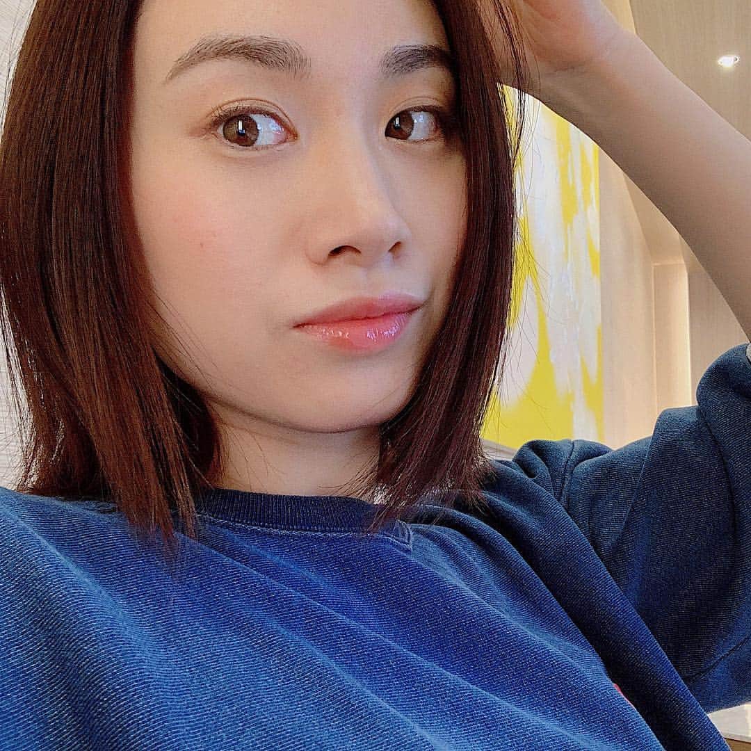 鈴木芳奈のインスタグラム：「今日は比較的のんびりです でも、比較的。笑 最近 #chanpion ハマってます ナチュラルメイクにカジュアルに。 ☺︎☺︎ ライブ迫ってきております。 わぁぁぁドキドキするなぁ たのしみだなぁぁぁ☺︎✨」