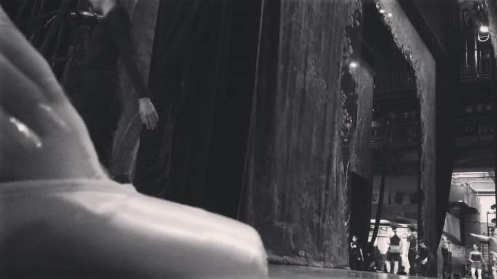 のインスタグラム：「Preparing for a #stagerehearsal in the wing. Putting #pointshoes  舞台袖で #トウシューズ  を履く図、、、」