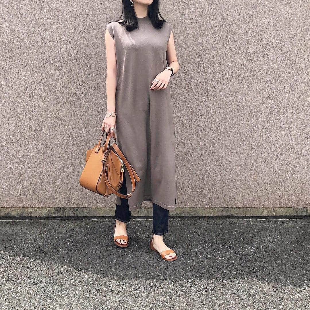 titivateさんのインスタグラム写真 - (titivateInstagram)「. . 【 style share 】 ノースリーブライトニットワンピース 品番:ATXP2294 ¥2,490+tax . @konacchan30 様、素敵なコーディネートありがとうございます✨ 両サイドに入った深めのスリットがポイントのノースリーブニットワンピース👗 暑い季節は一枚でワンピースとしての着用はもちろん、 パンツやスカート、レギンスなどとのレイヤードスタイルもおすすめです👌🏻❤️ . STYLE SHARE 募集中！ titivateのアイテムを取り入れてコーデを投稿しよう！ ハッシュタグは『#titivatestyle』 . 素敵な着こなしで、もしかしたらtitivateのアカウントで紹介されちゃうかも⁈ 「リアル」で「身近」なオシャレコーデを楽しみにしています♪ . #titivate #ティティベイト #ファッション #ワンピース #ライトニット #ノースリーブワンピース . . #Repost @konacchan30 ・・・ * @titivatejp の#ノースリーブライトニットワンピース はフレンチスリーブで二の腕がほそーく見える𓃻 . 手触りも最高に良くて着心地がいい✧ . 上着ほとんど着てません𓀿 . アイテム詳細はトップページから飛べます𓅯 . . #coordinate#ootd#outfit#locari#ponte_fashion#titivate#titivatestyle#コーディネート#コーデ#ママ#ママコーデ#カジュアル#カジュアルコーデ#ニットワンピース#大人カジュアル#きれいめカジュアル#ハンモックバッグ#ティティベイト#お洒落さんと繋がりたい」4月24日 18時42分 - titivatejp