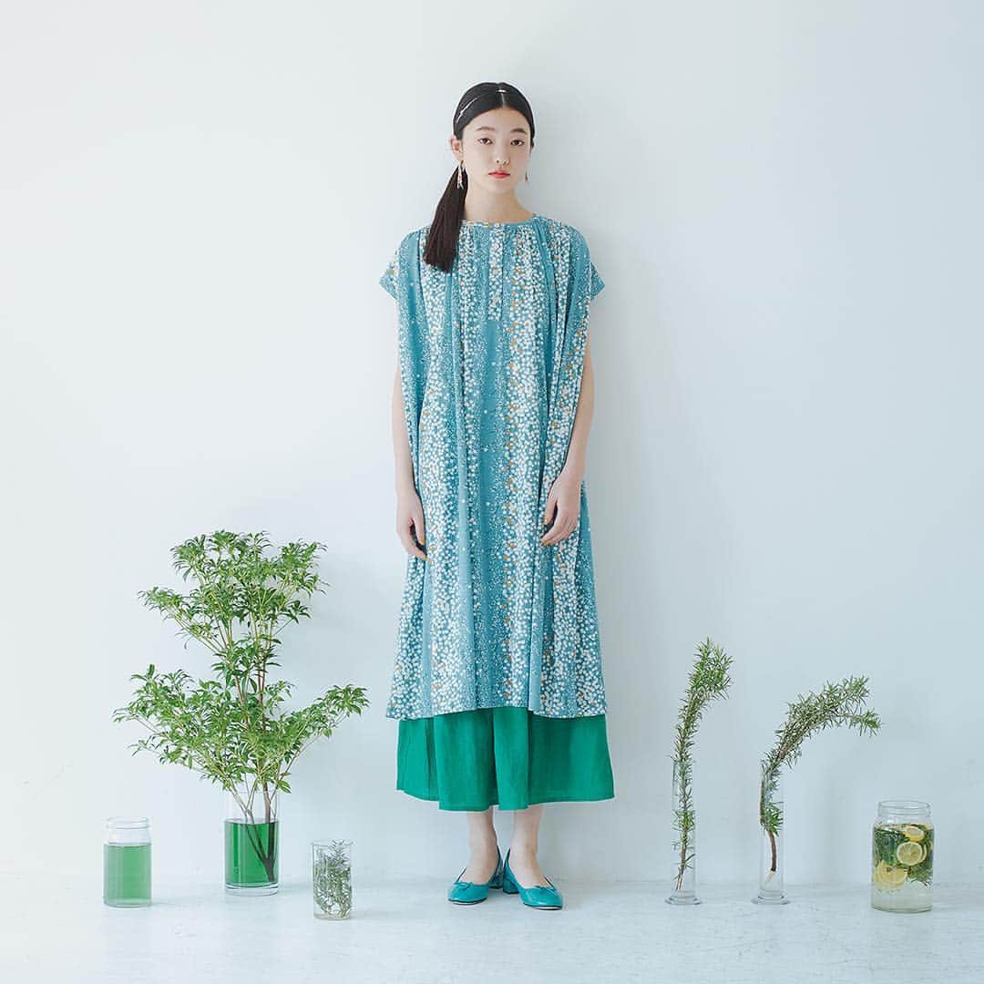 marbleSUD(マーブルシュッド) のインスタグラム：「【盛夏の新作】 初夏に白い小さな花を咲かせる「ナナカマド」を描いたテキスタイル。新型のショルダーギャザーワンピースは、名前の通りギャザーがたっぷり。動きに合わせて揺れる綺麗なドレープが特徴です。 ・ #marblesud #マーブルシュッド #ナナカマド #花柄 #花 #flower #ワンピース #ファッション #コーディネート #コーデ #大人カジュアル #夏 #gw #ゴールデンウィーク」