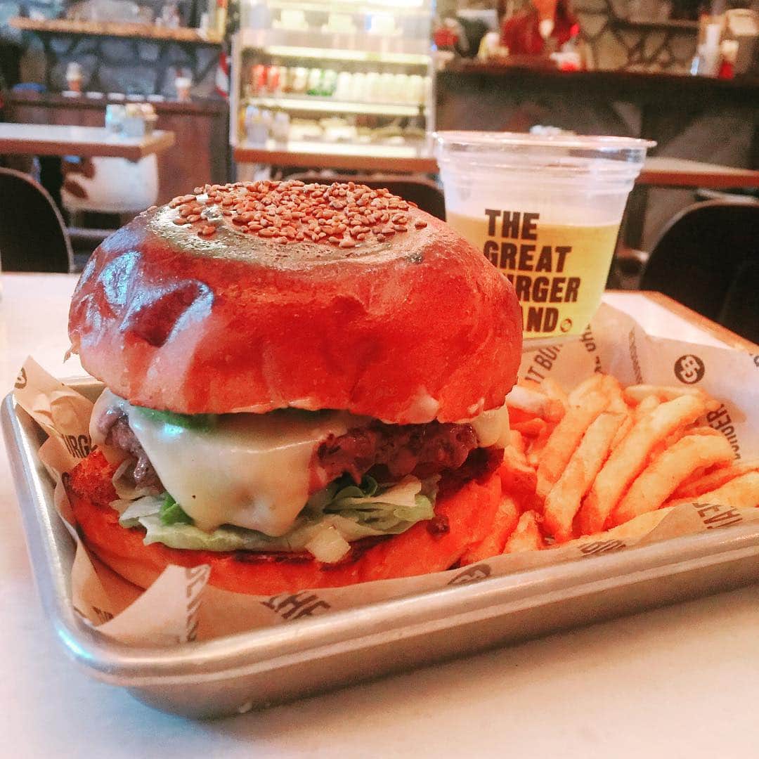 梅津有希子さんのインスタグラム写真 - (梅津有希子Instagram)「昼夜ごはん。「THE GREAT BURGER STAND」のアボカドモッツァレラバーガー🍔🥑 かみごたえのある粗挽きのパティと、とろーりチーズ。うまい😋 #ハンバーガー #hamburger #渋谷」4月24日 18時52分 - y_umetsu