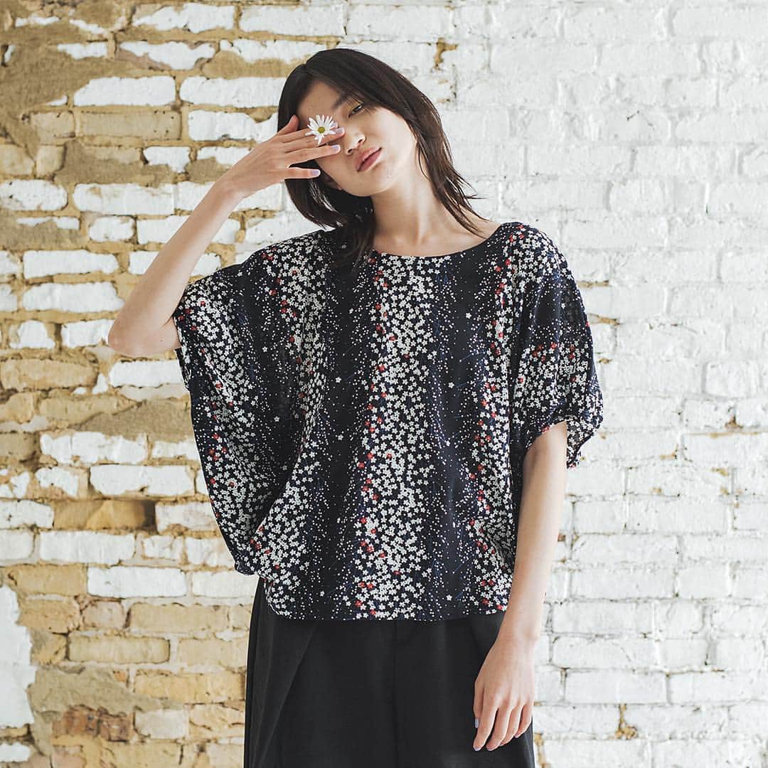 marbleSUD(マーブルシュッド) のインスタグラム：「【盛夏の新作】 初夏に白い小さな花を咲かせる「ナナカマド」を描いたテキスタイル。人気のウイングTEEは、ボリュームのある袖が気になる二の腕もしっかりカバー。たっぷりの生地が動きに合わせて変化する、どこから見ても可愛い優秀アイテムです。 ・ #marblesud #マーブルシュッド #ナナカマド #花柄 #花 #flower #ファッション #コーディネート #コーデ #大人カジュアル #夏 #gw #ゴールデンウィーク」