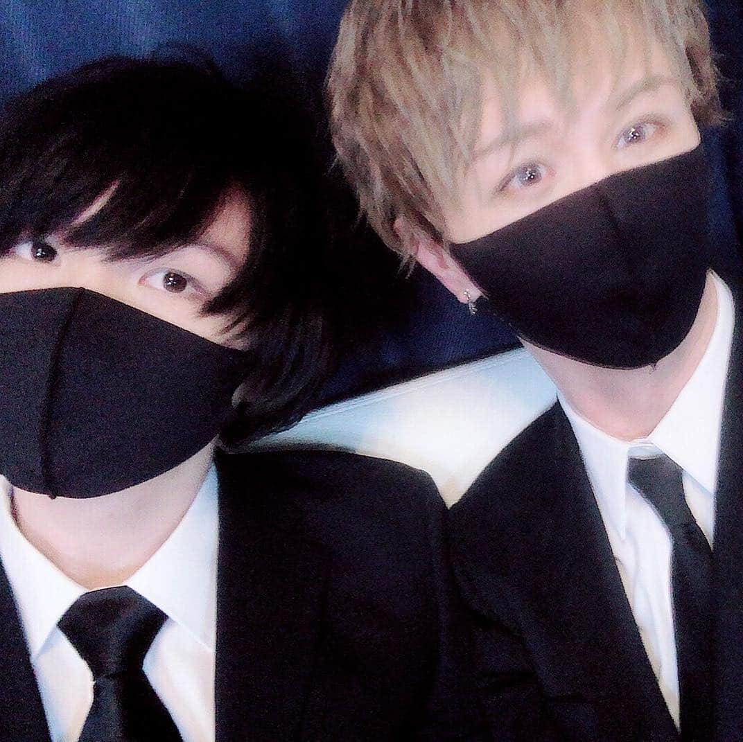 そらるのインスタグラム：「怪しい二人組」