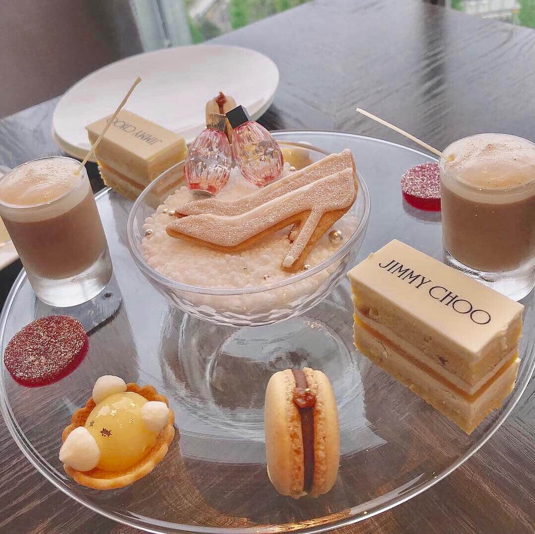 のインスタグラム：「＊ JIMMYCHOO×Afternoon Tea きゅんっっっ🥺🥺🥺 可愛いで溢れすぎ🥺🥺🥺 優雅な時間なのに お友達とはマシンガントーク🙊🗯笑 女の子ってどぉしてこんなにも 話が尽きない生き物なのでしょ💖 似た者同士だとまた余計に🙊🗯🗯#japan#instadaily#instagood#bestoftheday#l4l#follow#followme#tagsforlikes#photo#instafriend#afternoontea#JIMMYCHOO#fourseasonstokyo」