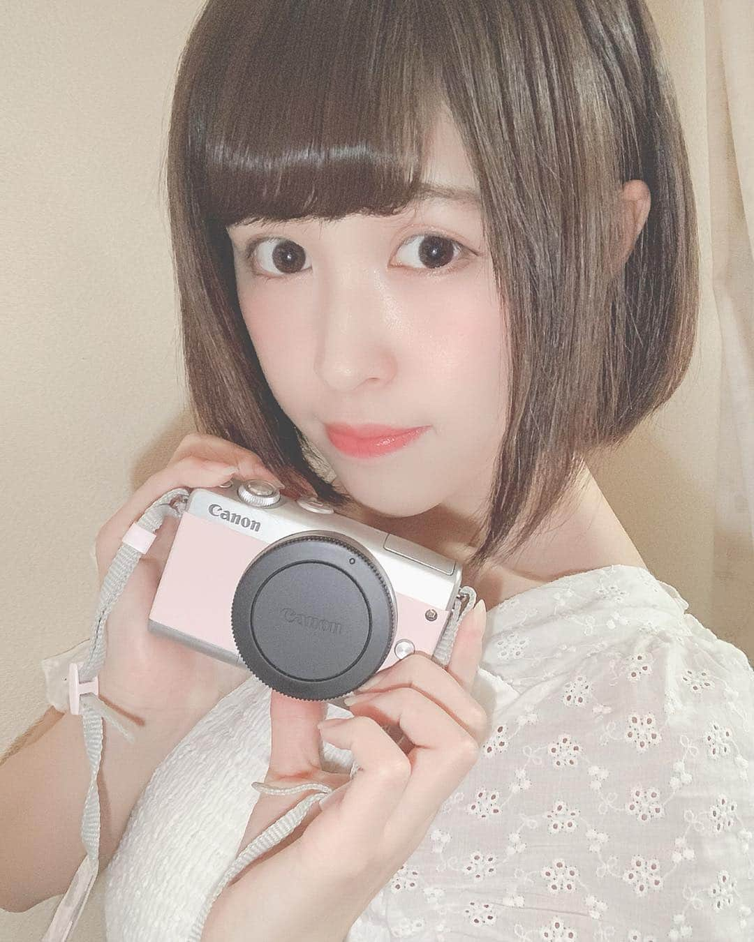 桧垣果穂さんのインスタグラム写真 - (桧垣果穂Instagram)「新入りカメラ加わりました♡📷🌸 限定1000台のカラーの #eosm100 です🐰プリンターもセットなの🌸可愛いくてお気に入りです♡ . パンケーキレンズも購入したから撮るの楽しみ♡お外にお出かけした時に使おうかなあ🍒可愛くて眺めてるだけでもう幸せ꒰(๑´•.̫ • `๑)꒱🌸買うか悩んだけど買って良かった(。・ω・。)💕 #eosm100  #カメラ女子  #カメラ好きな人と繋がりたい  #カメラ初心者  #インスタ映え  #ピンク #ミラーレス一眼  #ミラーレス #ミラーレス女子  #可愛く写真 #撮るのだ〜」4月24日 18時58分 - kahohamu14