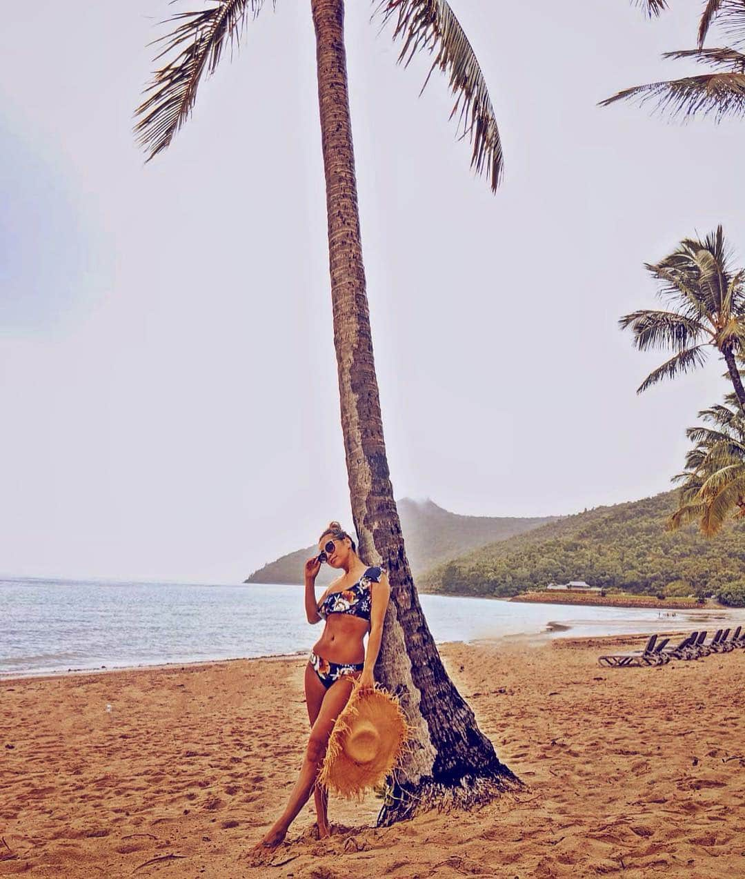 荒木さやかさんのインスタグラム写真 - (荒木さやかInstagram)「It's raining like crazy... but, I always bring out the sun😇☀︎ #rainyday #shooting #Austria #hamiltonisland #オーストリア #ハミルトン島 #雨に見えないっしょ？😇 #見えるか😇」4月24日 18時59分 - araki_sayaka