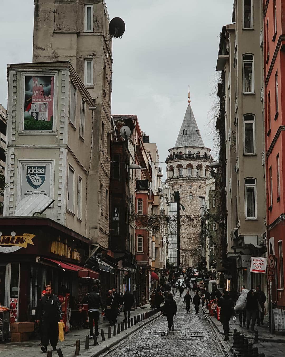 Putri Anindyaさんのインスタグラム写真 - (Putri AnindyaInstagram)「Galata Tower // The cold spring greeted me in Istanbul but it didn’t stop me to explore this city. But probably it was more like reminiscing the wonderful moments of 5 years ago. It was the first time I step my feet on Europe continent. First time I experienced the cold air. Something that totally different from my home. So these all the takes on the moments that passed me by when I walked around Galata Tower #withgalaxy . #NeverAfraid to try new perspectives. These are taken by the zoom and wide angle of my Samsung #GalaxyS10. - Share your photos taken #withGalaxy and tag @samsung_id to get the chance to be featured! - Btw, there's special deal for you, #GalaxyS7 users! Upgrade now to #GalaxyS10 and get Rp1.5 mio cashback. Check galaxylaunchpack.com for the full #UpgradeDay info and to know the store location. Don't miss it!」4月24日 19時04分 - puanindya