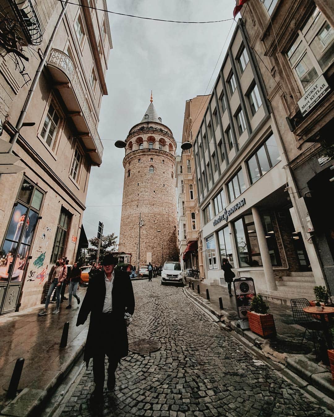 Putri Anindyaのインスタグラム：「Galata Tower // The cold spring greeted me in Istanbul but it didn’t stop me to explore this city. But probably it was more like reminiscing the wonderful moments of 5 years ago. It was the first time I step my feet on Europe continent. First time I experienced the cold air. Something that totally different from my home. So these all the takes on the moments that passed me by when I walked around Galata Tower #withgalaxy . #NeverAfraid to try new perspectives. These are taken by the zoom and wide angle of my Samsung #GalaxyS10. - Share your photos taken #withGalaxy and tag @samsung_id to get the chance to be featured! - Btw, there's special deal for you, #GalaxyS7 users! Upgrade now to #GalaxyS10 and get Rp1.5 mio cashback. Check galaxylaunchpack.com for the full #UpgradeDay info and to know the store location. Don't miss it!」