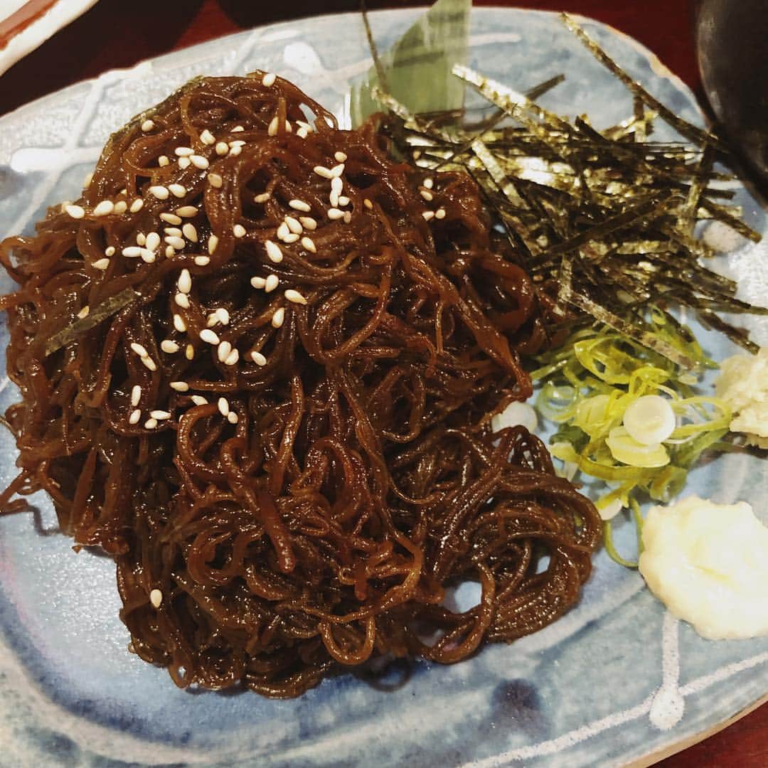 金澤ダイスケさんのインスタグラム写真 - (金澤ダイスケInstagram)「もずくを、このような状態でざる蕎麦のようにして食べる行為の存在に、感銘を受けた。 #もずく #ざるもずく #麺つゆで食べます」4月24日 18時59分 - daisukekanazawa_ff