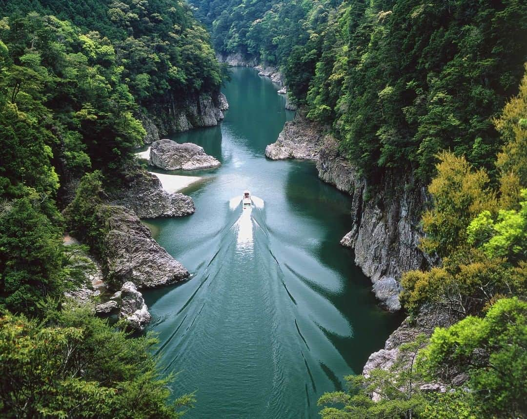 Visit Wakayamaさんのインスタグラム写真 - (Visit WakayamaInstagram)「. Still waters run deep in Wakayama's stunning south. #dorokyo #emerald 📍: Dorokyo Share your stories with #visitwakayama and @visitwakayama for a chance to be featured!」4月24日 19時00分 - visitwakayama