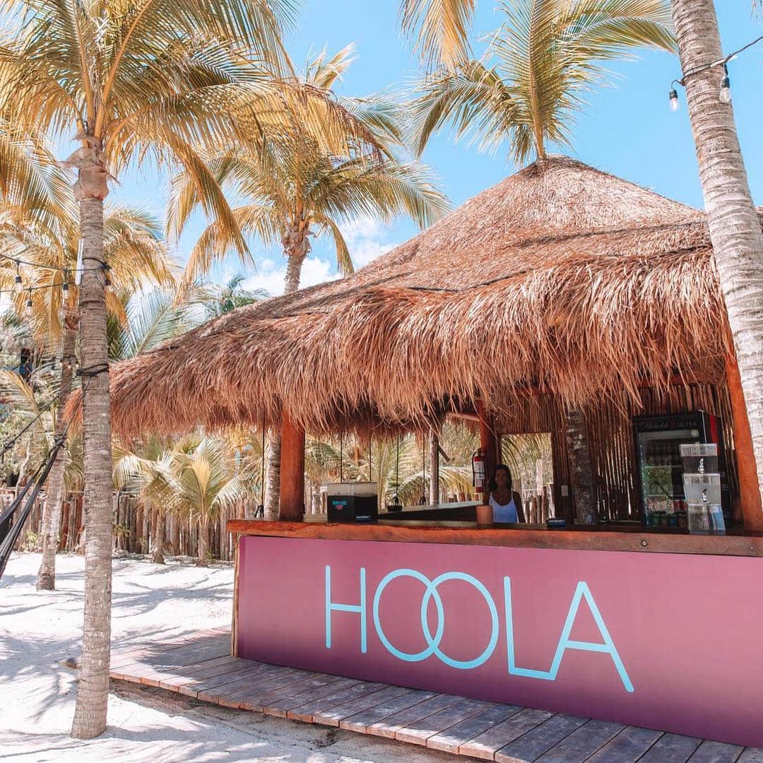 Benefit Cosmetics UKさんのインスタグラム写真 - (Benefit Cosmetics UKInstagram)「Hoola-colada anyone?🍹🥥 😉 Tag a bestie you’d travel here with! 💕 We’re in paradise to celebrate our iconic #hoola bronzer now being available in 4 SUNsational shades ☀️ #benefit #holiday」4月24日 19時00分 - benefitcosmeticsuk