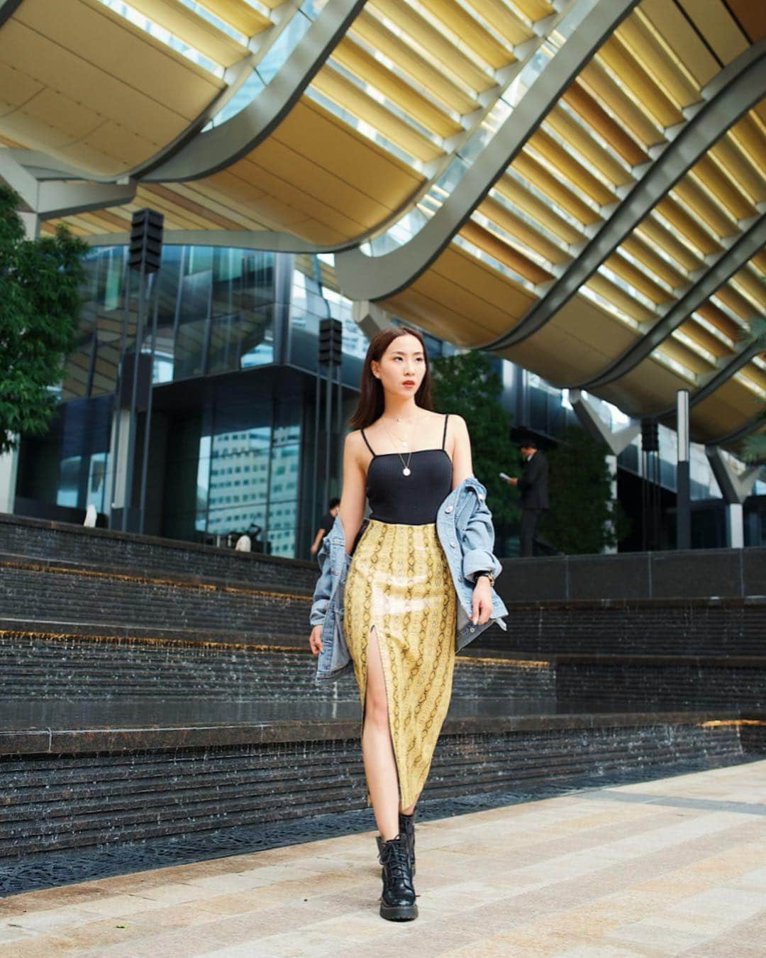 ソニアのインスタグラム：「Takin my look from day to night with @topshop_sg! Snap your best street style look and you could be jumpin on a flight to Seoul 🤪  1) Upload your street snaps with the hashtag #TSTMownyourstyleSG 2) Contest ends 30th April  Good luck 🥳 Boots: @drmartensofficial and @charleskeithofficial respectively 🖤」
