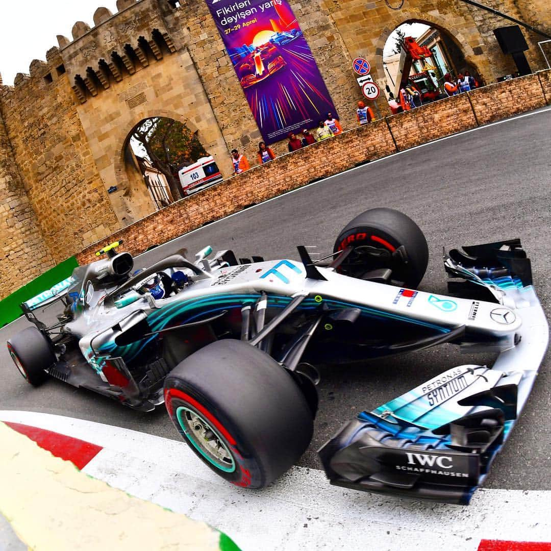 MERCEDES AMG PETRONASさんのインスタグラム写真 - (MERCEDES AMG PETRONASInstagram)「Cars and castles 🏰 Only in Baku! 😉 • #F1 #Baku #AzerbaijanGP #Mercedes #MercedesAMG #MercedesAMGF1 #VB77 #PETRONASMotorsports」4月24日 19時00分 - mercedesamgf1