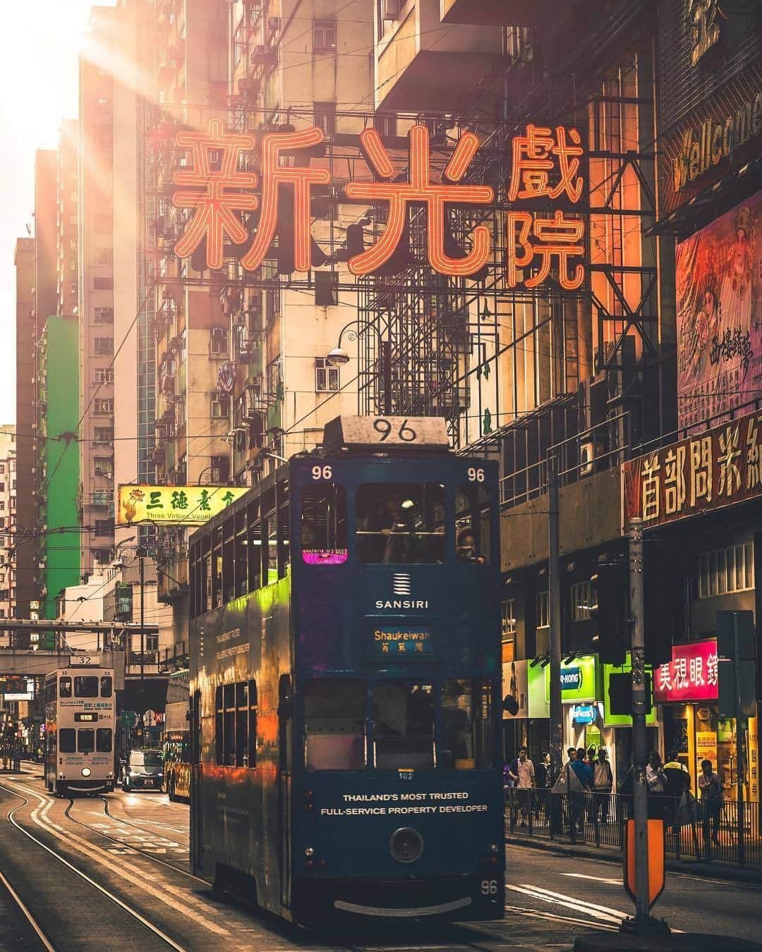 Discover Hong Kongさんのインスタグラム写真 - (Discover Hong KongInstagram)「Ever ridden Hong Kong’s iconic tram? 上次去香港，大家有坐叮叮車嗎﹖ 香港のトラムに乗ったことはありますか？ 📷: @thorslens #DiscoverHongKong #repost」4月24日 19時00分 - discoverhongkong