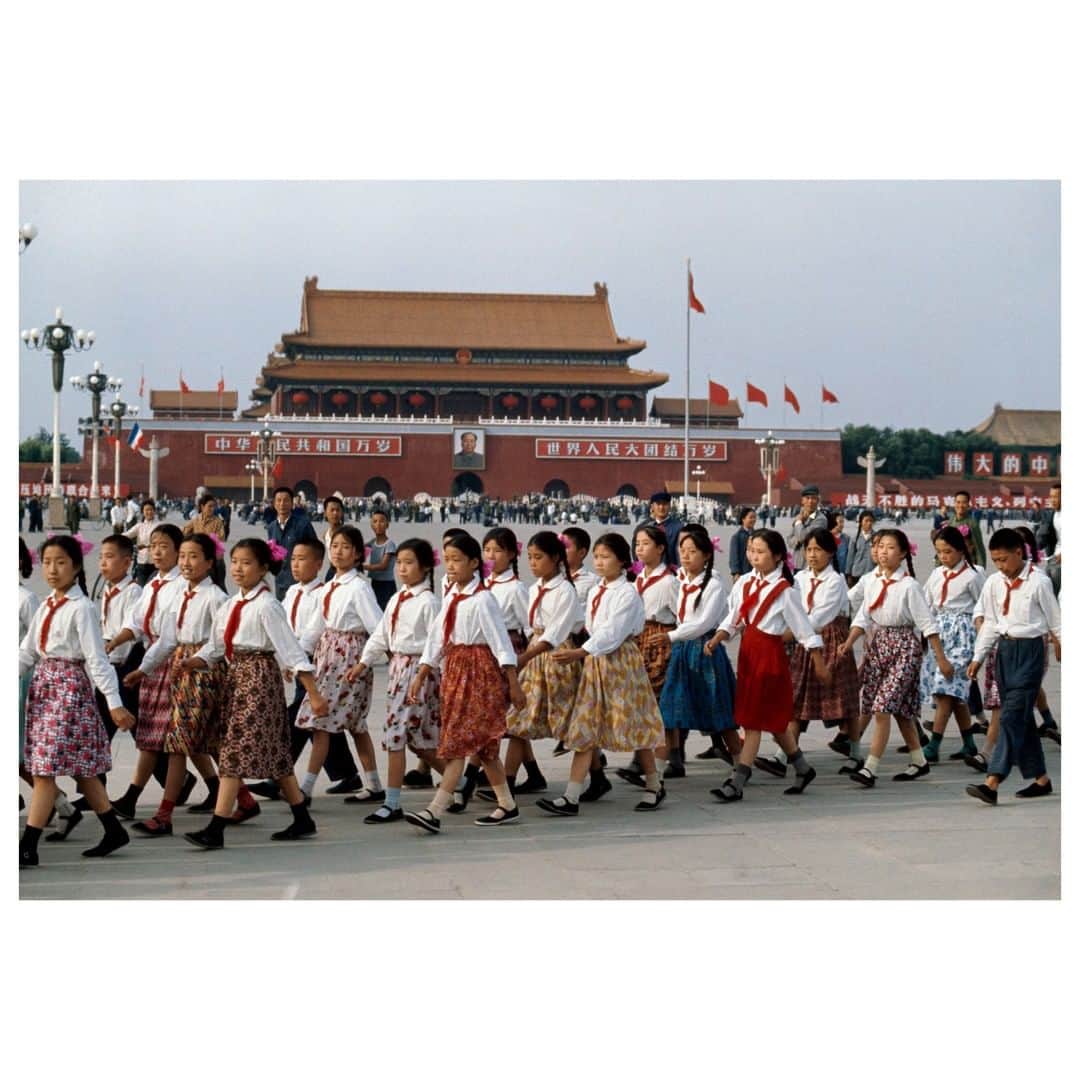 Magnum Photosさんのインスタグラム写真 - (Magnum PhotosInstagram)「Today on Magnum: curator and publisher Jean Loh reflects upon how Bruno Barbey's decades of work in China have created a vivid portrait of a country forever on the move. Link in bio. . PHOTO: School girls prepare for the reception of French president Georges Pompidou. In the background: Mao portrait and slogans "Long live the People's Republic of China. Long live the Union of the people of the world." Tiananmen Square. Beijing. China. 1973. . © #BrunoBarbey/#MagnumPhotos . #China #Beijing #TiananmenSquare」4月24日 19時00分 - magnumphotos