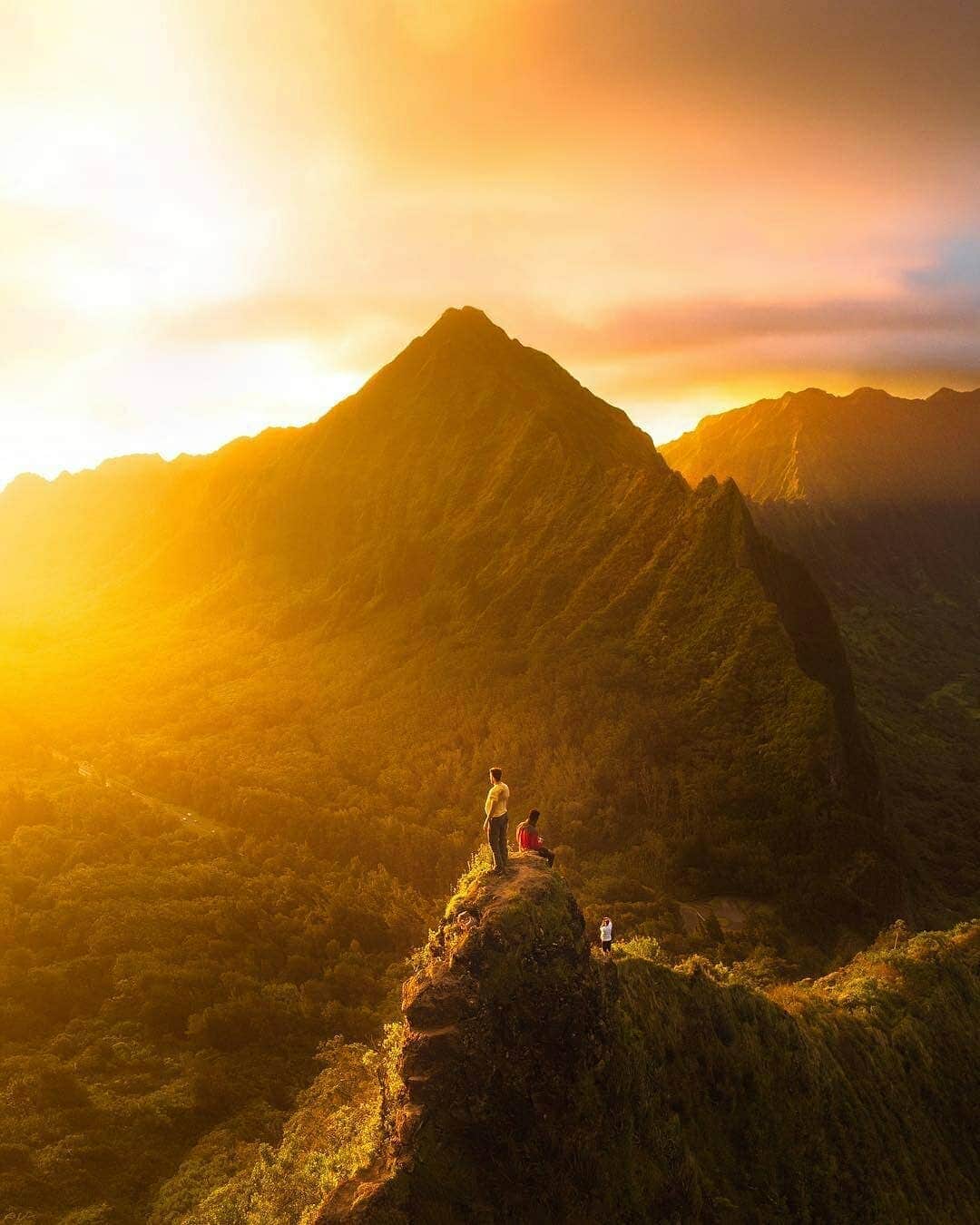 Discover Earthさんのインスタグラム写真 - (Discover EarthInstagram)「Discover some of Hawaii’s most beautiful landscapes through the very talented @karl_shakur’s lens ! Which photo do you like the most ?  Is Hawaii on your bucket list ? Tag the people you would want to go there with ! — 📍#DiscoverHawaii — 📸 Photos by @karl_shakur」4月24日 19時13分 - discoverearth