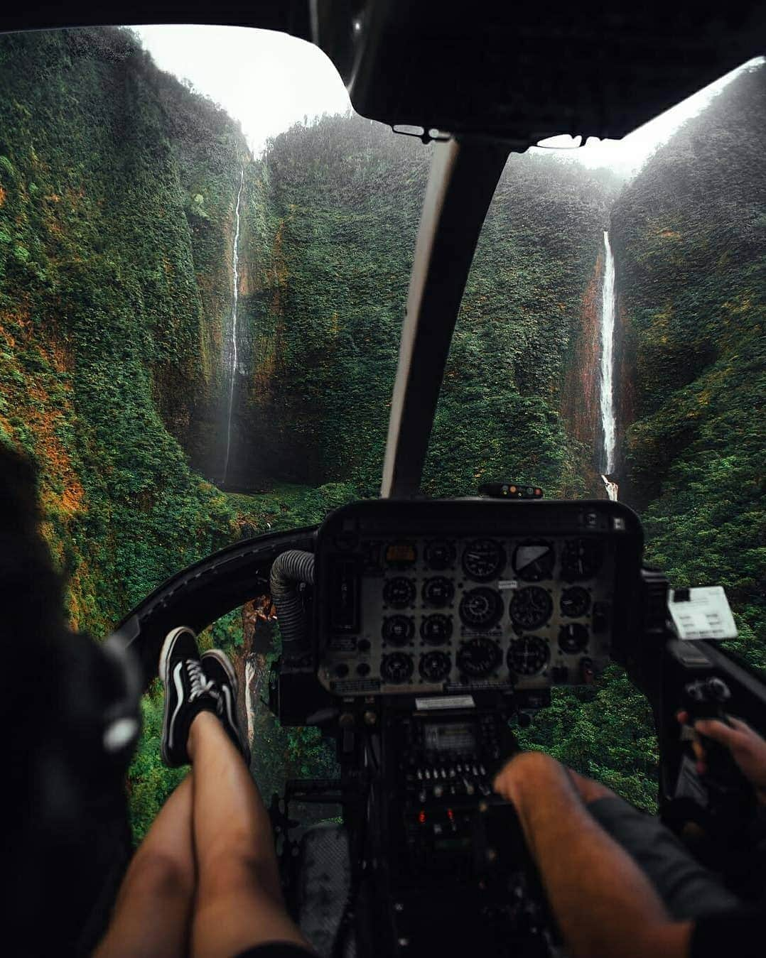 Discover Earthさんのインスタグラム写真 - (Discover EarthInstagram)「Discover some of Hawaii’s most beautiful landscapes through the very talented @karl_shakur’s lens ! Which photo do you like the most ?  Is Hawaii on your bucket list ? Tag the people you would want to go there with ! — 📍#DiscoverHawaii — 📸 Photos by @karl_shakur」4月24日 19時13分 - discoverearth