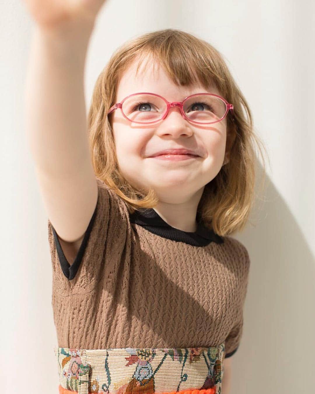 JINS公式さんのインスタグラム写真 - (JINS公式Instagram)「JINS KIDS & JUNIOR  #JINS #JINSKIDS #KIDS #JUNIOR #子供メガネ #こどもメガネ #子どもメガネ #子供 #子ども #こども #メガネ #眼鏡 #オーバル #ジンズ #eyewear #glasses #milkjapon #girls #kidsglasses #kidseyewear #キッズアパレル #笑顔とメガネ #笑顔が好き #茶色コーデ #こどもファッション #ブラウンコーデ #ピンクの #エアフレーム #キッズヘアー #ボブが好き @jins_japan @milk_japon  品番：KRF-19S-251 ※店舗により在庫状況・取り扱い商品が異なります。」4月24日 19時06分 - jins_japan