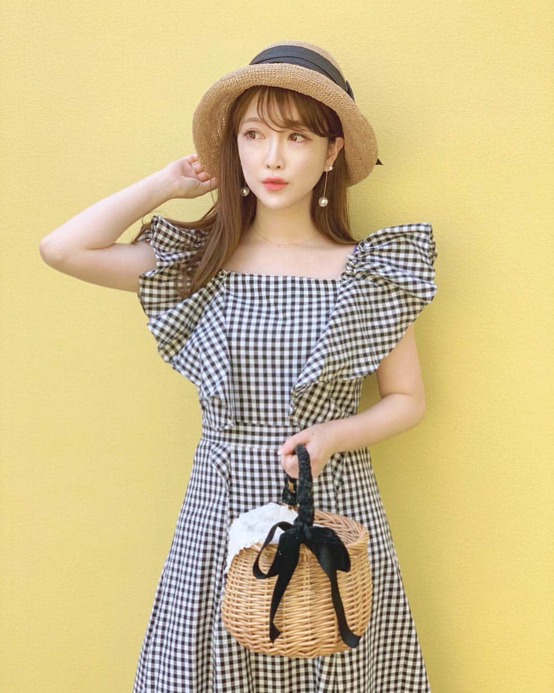 蓼沼綾さんのインスタグラム写真 - (蓼沼綾Instagram)「🌼💐👒👡🍋 ^_^ すっかり暑くなってきた今日この頃… はじめてのスポサンは @kiina_official にしました👟🎀 見つけた瞬間これだ〜❣️と決めてたの☺️💕 ・ 歩きやすくて可愛くて最高です🥰💗 GWはこれ履いてきっと色んな所へ出掛けるよ🐣💐💕 ・ ・ ・ #ootd #outfit #instastyle #fashion #kiina #スポサン #スポサンコーデ #ca4la #スポーツサンダル #ビジューサンダル #ギンガムチェックワンピース #ストローハット #麦わら帽子」4月24日 19時07分 - tadeaya