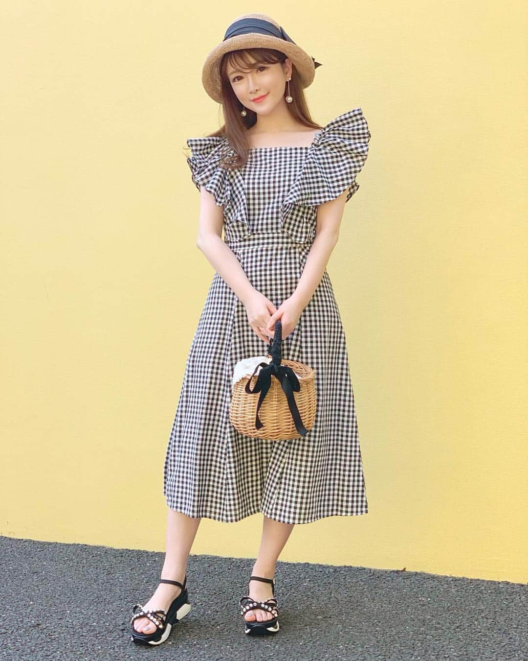 蓼沼綾さんのインスタグラム写真 - (蓼沼綾Instagram)「🌼💐👒👡🍋 ^_^ すっかり暑くなってきた今日この頃… はじめてのスポサンは @kiina_official にしました👟🎀 見つけた瞬間これだ〜❣️と決めてたの☺️💕 ・ 歩きやすくて可愛くて最高です🥰💗 GWはこれ履いてきっと色んな所へ出掛けるよ🐣💐💕 ・ ・ ・ #ootd #outfit #instastyle #fashion #kiina #スポサン #スポサンコーデ #ca4la #スポーツサンダル #ビジューサンダル #ギンガムチェックワンピース #ストローハット #麦わら帽子」4月24日 19時07分 - tadeaya