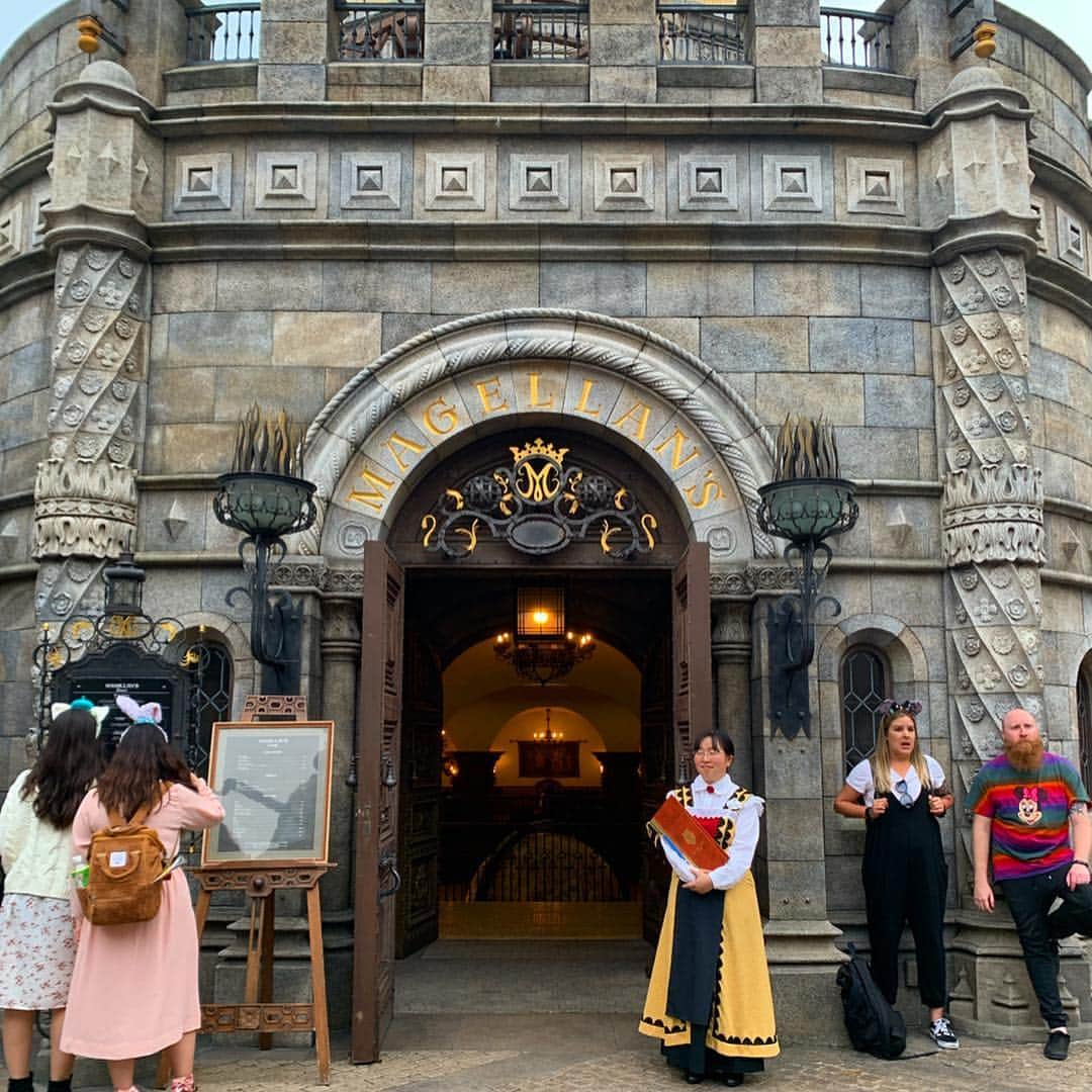 菊池沙都さんのインスタグラム写真 - (菊池沙都Instagram)「Disney sea 💫 パーク内のレストラン “ MAGELLAN’S ” に連れて行ってもらいました☺️🍀 とっても素敵だったのでインスタに📝💕 * 入店すると大きな私の大好きな地球儀が🌏 ゆっくりゆっくり回ってますん。 マゼランズにはワインセラーダイニングになってる『秘密の部屋』があって、私たちは運が良くここでお食事できました🍾🍾🍾 壁にある本棚の隠しボタンを押しすと... 本棚の扉が開いて中に入れる😍👏✨ 最初から最後までずっとわくわくしてました😳🎶 雰囲気、接客、お料理すべてとてもよかったです👏✨ とってもおすすめ、そしてまた行きたい🤤❤️ #disney#disneysea#ディズニーシー#夢の国 #Magellans#マゼランズ#マゼランズ隠し部屋 #レストラン#ディナー#dinner Disneyは基本#Ｔシャツ#スニーカー#Champion #わくわく#素敵な休日#ありがとう 🥂✨」4月24日 19時07分 - satochin30