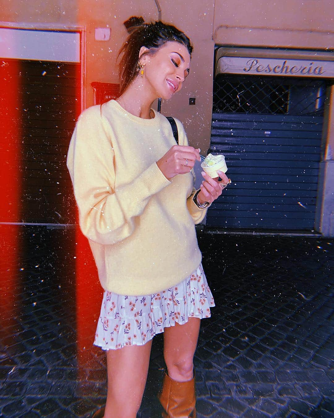 Cristina Buccinoさんのインスタグラム写真 - (Cristina BuccinoInstagram)「Roma non giudica, assolve✋🏼#ierisera #icecreamtime #spring🍦🍭🌺」4月24日 19時08分 - cribuccino