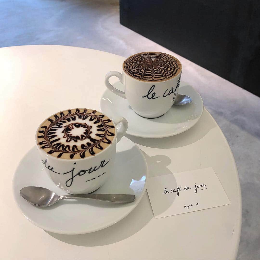 isutaさんのインスタグラム写真 - (isutaInstagram)「. 東京・銀座にあるカフェ「Le Cafe Du Jour（ル カフェ デュ ジュール）」をご紹介♡ . 人気アパレルブランド「アニエス・ベー」のカフェが併設された路面店なんです♩ . 1階の売り場にあるカフェでは、アニエス・ベーのロゴが描かれたカップと共にカフェタイムが楽しめます。 . カフェモカを頼むとかわいいラテアートをしてくれますよ♡ _____ Le Cafe Du Jour Open：10:00〜20:00 access：東京都中央区銀座3-7-1 松屋銀座マロニエ通り館 1F _____ Photo by  @saki_kawamoto_ @05micco @kakigara_champagne . #isuta #isutapic #isutacafe #lecafedujour #agnesb #イスタ #アニエスベー #カフェ」4月24日 19時10分 - isuta_jp