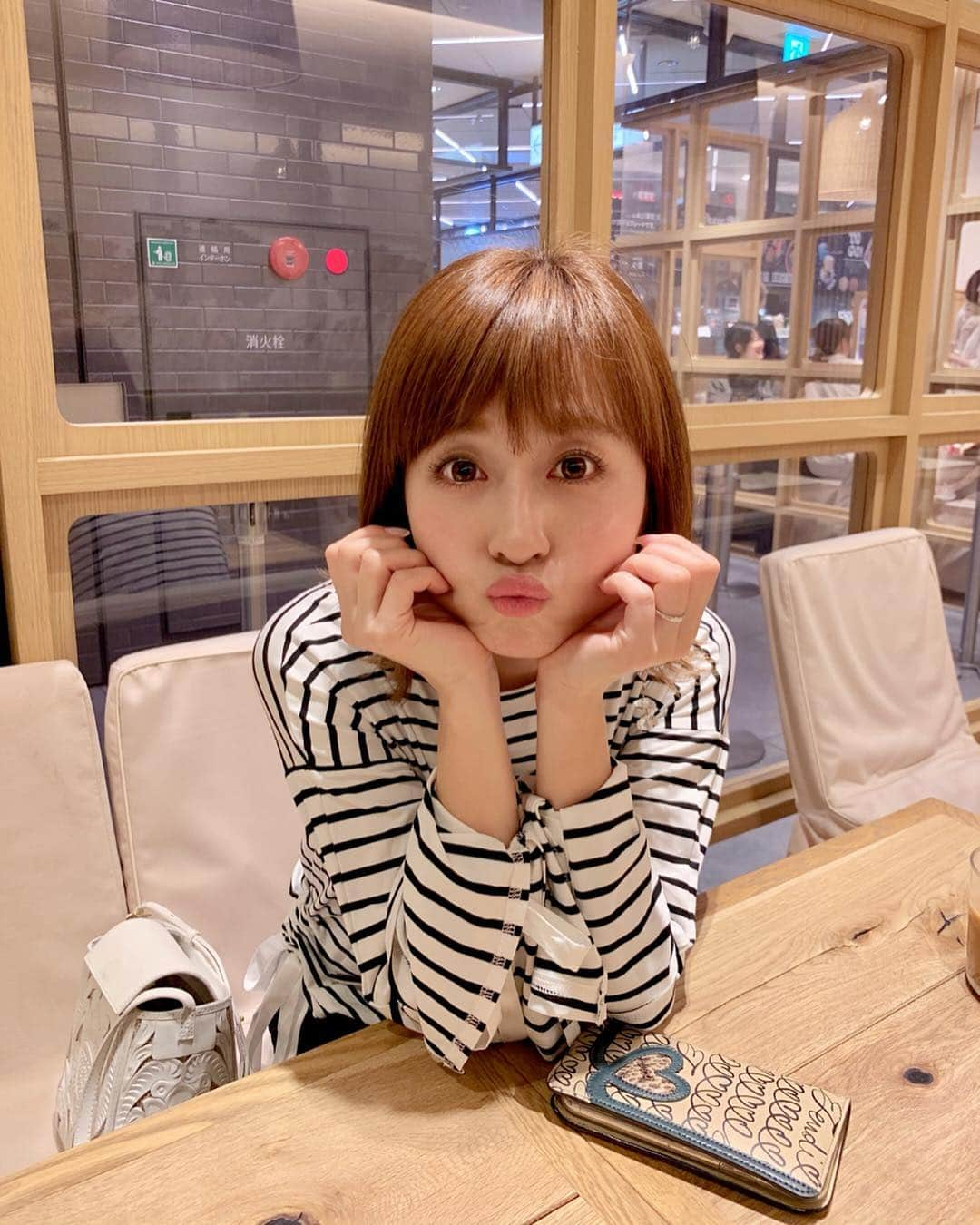 水野佐彩さんのインスタグラム写真 - (水野佐彩Instagram)「・ new hair🌻 @inamochinaoki  1年半ぶりのボブ🥺❤️ 結婚式まで伸ばすと決めてたから 終わってソッコー連絡しました😚w 可愛くしてくれた🥺💕 さすが稲用さんすぎる。本当に上手い🥺 ボブだと寝ぐせが目立ちがちだから コスメストレートもかけてもらったよ。 (わたしはつむじの辺りが毎日真四角になりますw GW終わりにカラー行こっと💇🏽‍♀️✨ 稲用さんいつもありがとう❤️ 最初の動画は 髪切ってソフトクリーム買ってもらって 大喜びしていたところ ソフトクリームのトッピングのあんこを落とし 凹んでいたところからの カメラに気づき平常心を貫く人🤕笑 横から、耳かけてみての写真も載せたので スワイプして見てください🌻🌻 #coordinate tops#birthdaybash @birthdaybashshop  bag#carvingtribes @carvingtribes  pierce#uiqut @uiqut  #ボブ #newhair #コスメストレート #シアバターストレート #loness #loness銀座 #ローネス #ローネス銀座 #」4月24日 19時21分 - saaya_mizuno