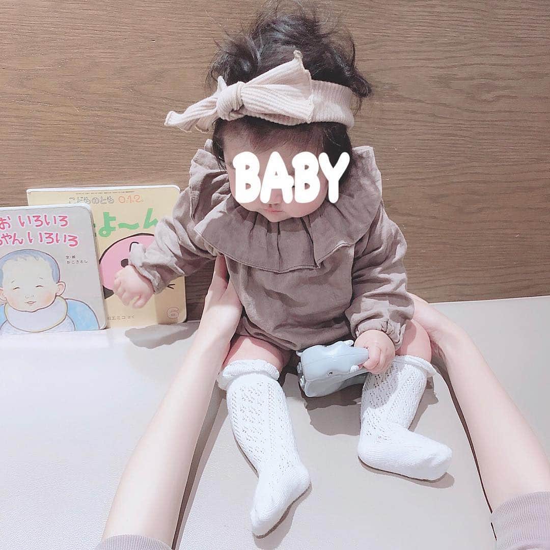 二宮璃子さんのインスタグラム写真 - (二宮璃子Instagram)「質問あったターバンと靴下は @allihiroshima さんのショップで 買いました🥰💕💕 赤ちゃんの太ももムチムチで たまらん可愛い、、👶👶 明日で6ヶ月❤️❤️ #赤ちゃん #長女 #娘 #生後6ヶ月 #韓国子供服 #ロンパース #ヘアバンド #女の子ベビー」4月24日 19時14分 - riixten