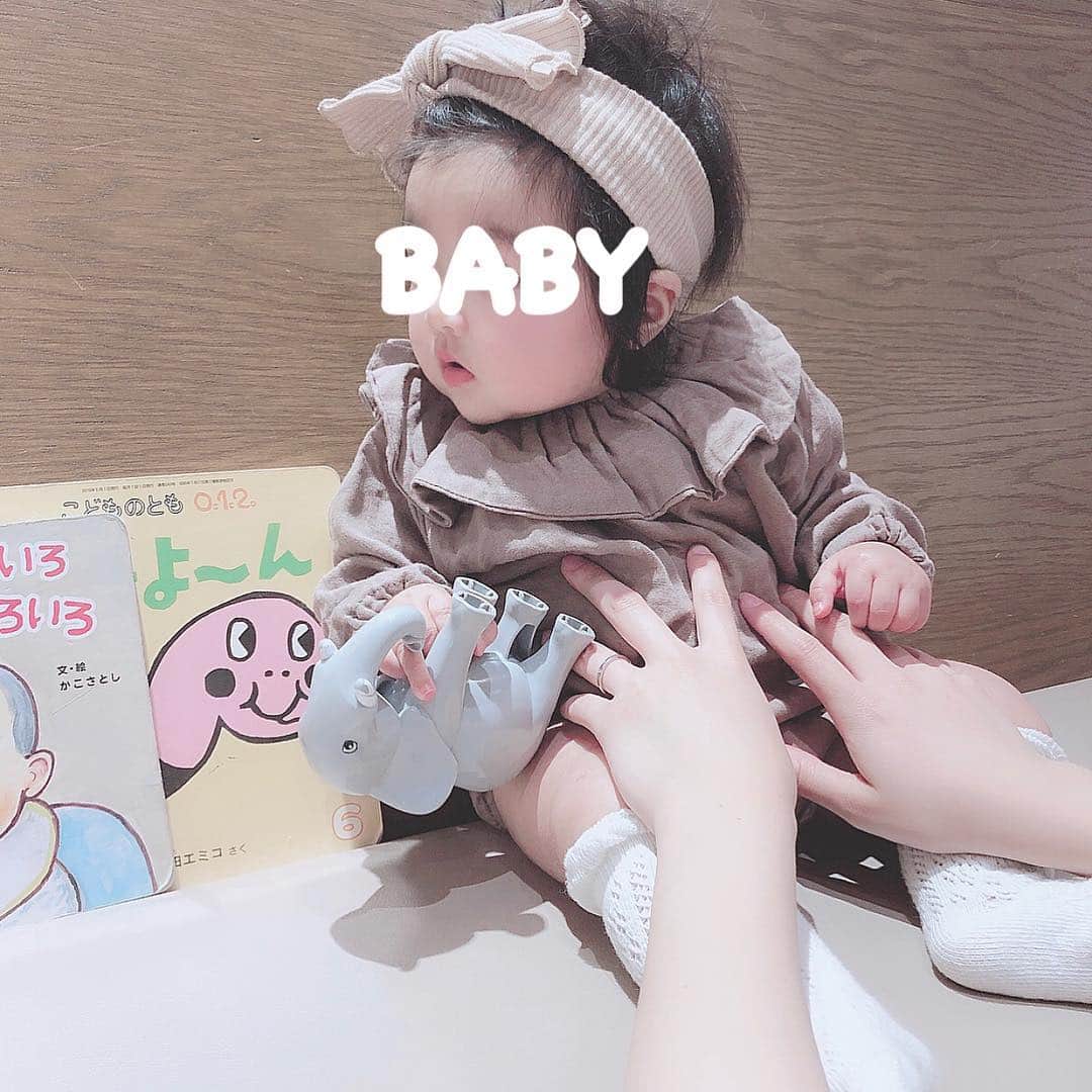 二宮璃子さんのインスタグラム写真 - (二宮璃子Instagram)「質問あったターバンと靴下は @allihiroshima さんのショップで 買いました🥰💕💕 赤ちゃんの太ももムチムチで たまらん可愛い、、👶👶 明日で6ヶ月❤️❤️ #赤ちゃん #長女 #娘 #生後6ヶ月 #韓国子供服 #ロンパース #ヘアバンド #女の子ベビー」4月24日 19時14分 - riixten