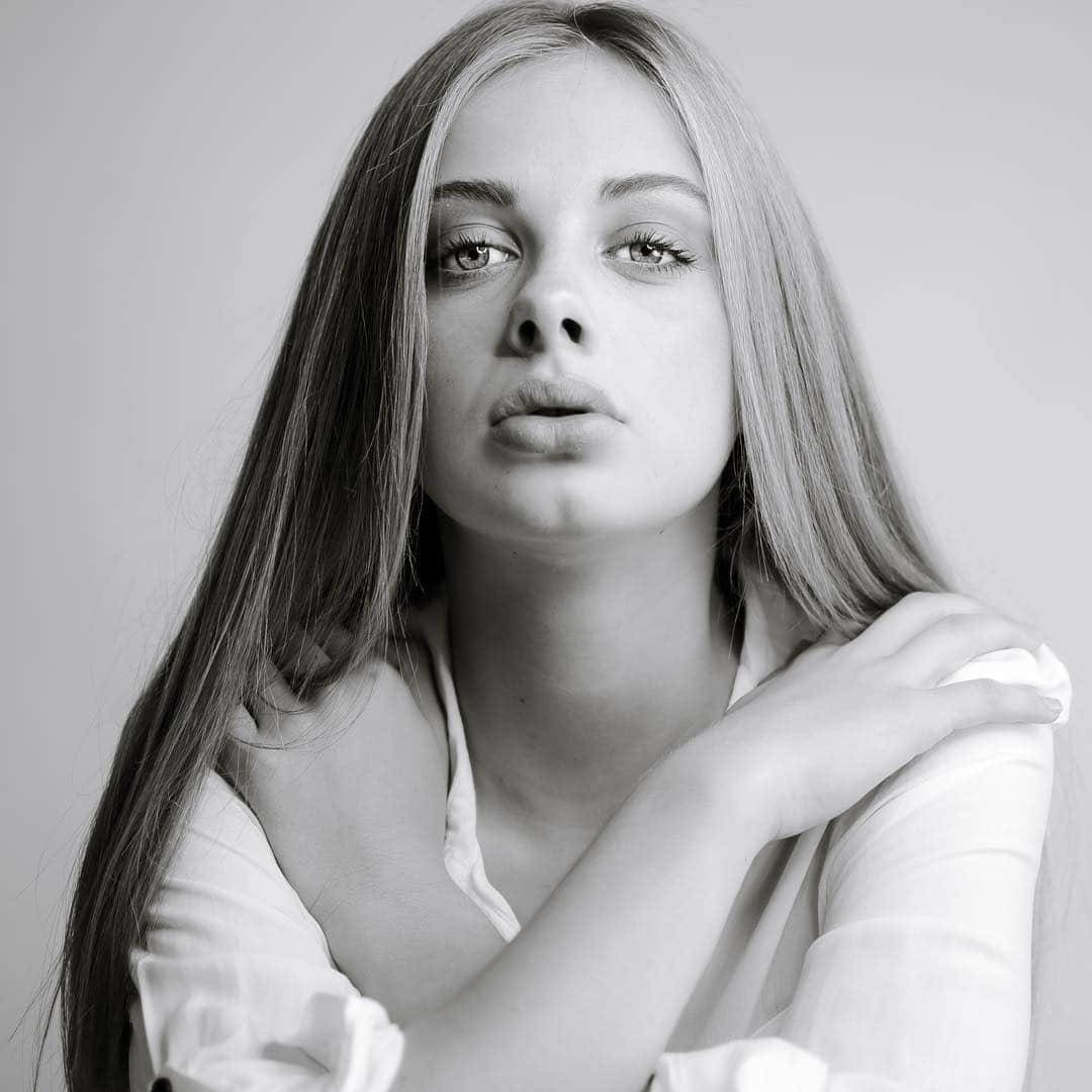 Indi Woollardさんのインスタグラム写真 - (Indi WoollardInstagram)「Wednesdays are like Monday’s in the middle of the week 🤦‍♀️ Photo @whennphotography  H&M @styled_by_nathalie_anne  #portrait #portraitphotography #bnw #indiawoollard #mood #portrait_ig #blackandwhite」4月24日 19時14分 - indiawoollard