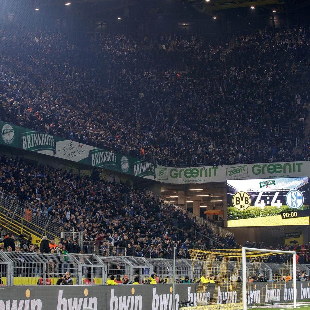 シャルケ04さんのインスタグラム写真 - (シャルケ04Instagram)「#Schalke fans in Dortmund! Can you remember where you were for the last legendary away game there? 👇🏼🔵⚪️ . . #S04 #Schalke #Knappen #Königsblau #Revierderby #Derby #BVBS04 #🔵⚪️ #Futbol #Football #Soccer #Support #Fans」4月24日 19時20分 - s04