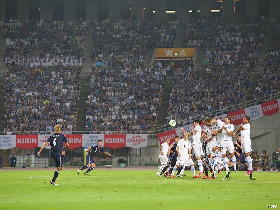 日本サッカー協会さんのインスタグラム写真 - (日本サッカー協会Instagram)「キリンチャレンジカップ2019（6/9＠ひとめぼれスタジアム宮城)vs #エルサルバドル 🇸🇻 ✅チケット販売中！ 👉チケット情報は JFA.jpへ ・ 日本代表戦＠宮城をプレイバック！ 前回宮城スタジアムで行われた試合は、フォルラン・スアレスらを擁する強豪ウルグアイとのキリンチャレンジカップ。 ・ 📅2013.08.14 📍宮城スタジアム キリンチャレンジカップ2013 日本 2-4 ウルグアイ ⚽ 54'香川真司 72'本田圭佑 ・ [監督] アルベルト・ザッケローニ ・ [出場選手] #川島永嗣 （スタンダール・リエージュ） #内田篤人 （FCシャルケ04）→83'#駒野友一 （ジュビロ磐田） #今野泰幸 （ガンバ大阪） #酒井高徳 （VfBシュツットガルト） #吉田麻也 （サウサンプトン）→56'#伊野波雅彦 （ジュビロ磐田） #遠藤保仁 （ガンバ大阪） #長谷部誠 （VfLヴォルフスブルク）→75'#山口螢 （セレッソ大阪） #本田圭佑 （CSKAモスクワ） #岡崎慎司 （1.FSVマインツ05） #香川真司 （マンチェスター・ユナイテッド） #柿谷曜一朗 （セレッソ大阪）→64'#豊田陽平 （サガン鳥栖） ・ [控え選手] #西川周作 （サンフレッチェ広島）#権田修一 （FC東京）#長友佑都 （インテル・ミラノ）#森重真人 （FC東京）#青山敏弘 （サンフレッチェ広島）#高橋秀人 （FC東京）#清武弘嗣 （1.FCニュルンベルク）#工藤壮人 （柏レイソル） ・ #jfa #daihyo  #SAMURAIBLUE」4月24日 19時24分 - japanfootballassociation