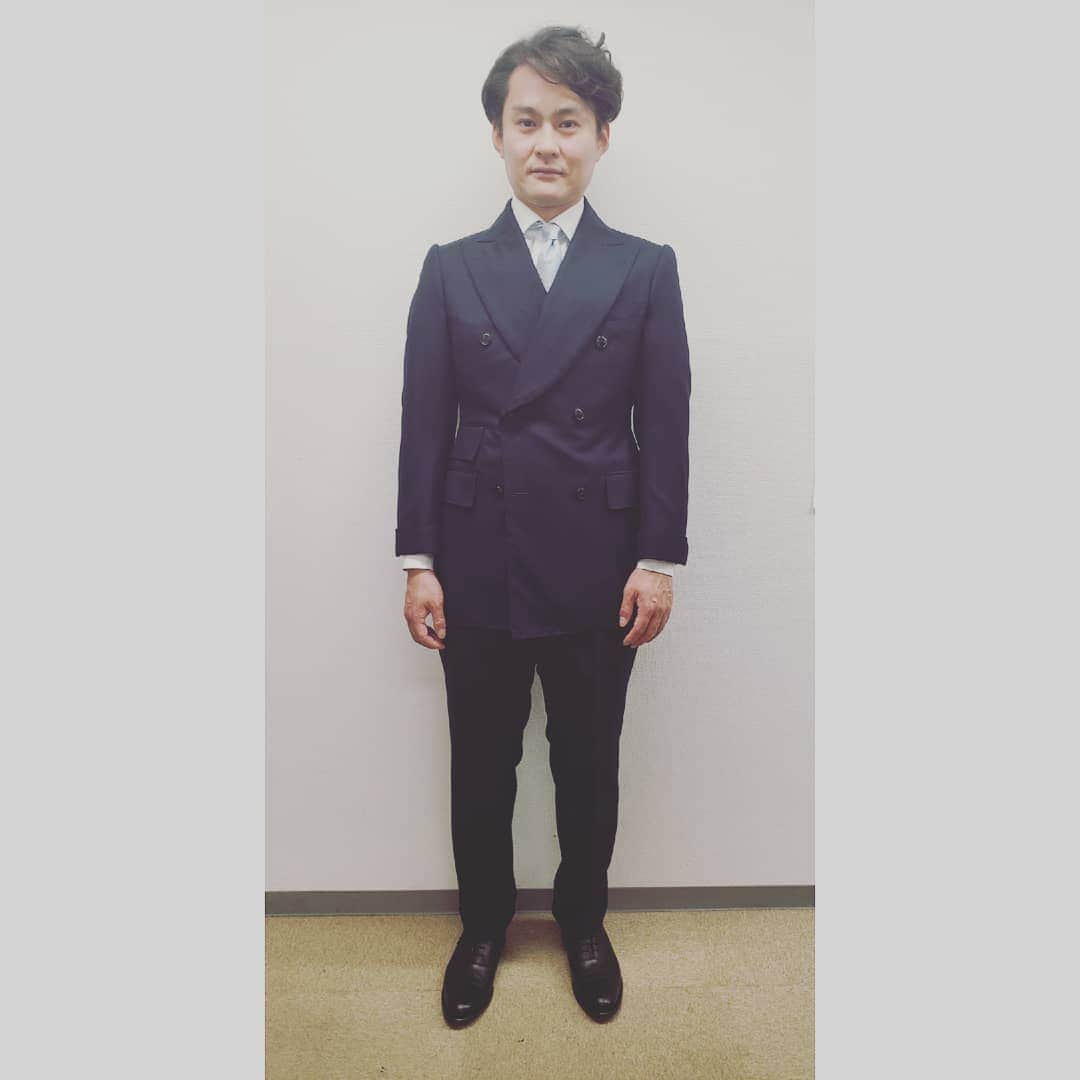 信國太志のインスタグラム：「Mr.猿田彦珈琲 大塚社長 wearing his #taishinobukuni  #doublebreasted #bespoke #suits  #bespoketailor #tailor  #mensfashion #tailoredclothing」
