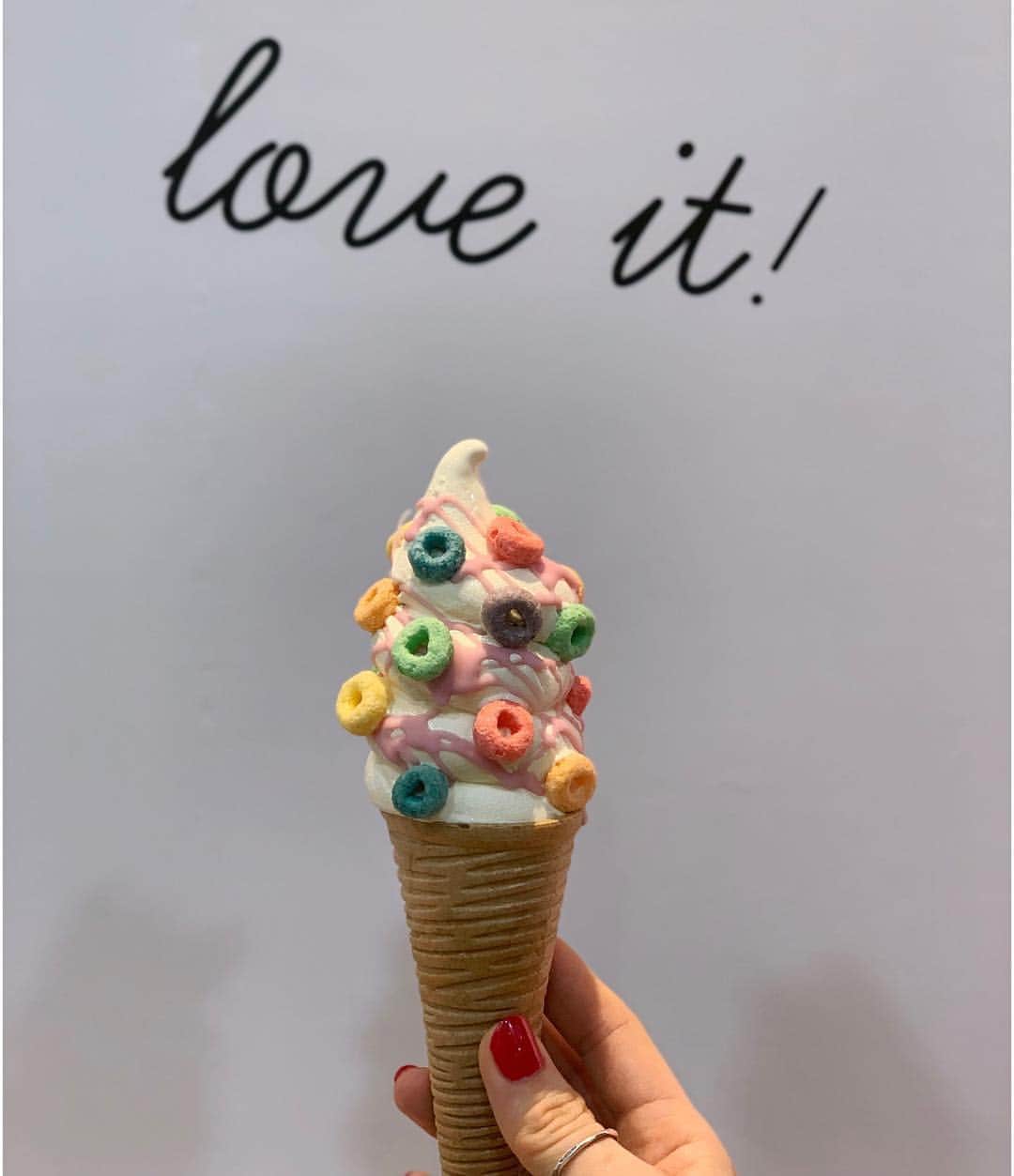 k i ｒa r a のインスタグラム：「ʕ˒͡˔͚˓Ɂ 福岡で大人気のソフトクリーム専門店🍦  @hold_by_hand のPOP UP STOREが 明日からOPENします🍭  インスタ映えするかわいい ソフトクリームやドリンクが 揃ってるよ〜🐻🐰💕 . . 3ヶ月限定なので みんな遊びに来てね〜🥳 . .  場所はアミュプラザ鹿児島2階 クリスピークリームドーナツ🍩 があった場所です♡ . .  #holdbyhand#福岡カフェ#福岡 #カフェ#cafe#popup#期間限定 #鹿児島#シェアカゴ#鹿児島カフェ #カフェ好きな人と繋がりたい #インスタ映え#フォトジェニック #かわいい#cute#オシャレ#写真 #ボトルドリンク#タピオカ #アミュ#アミュプラザ鹿児島」