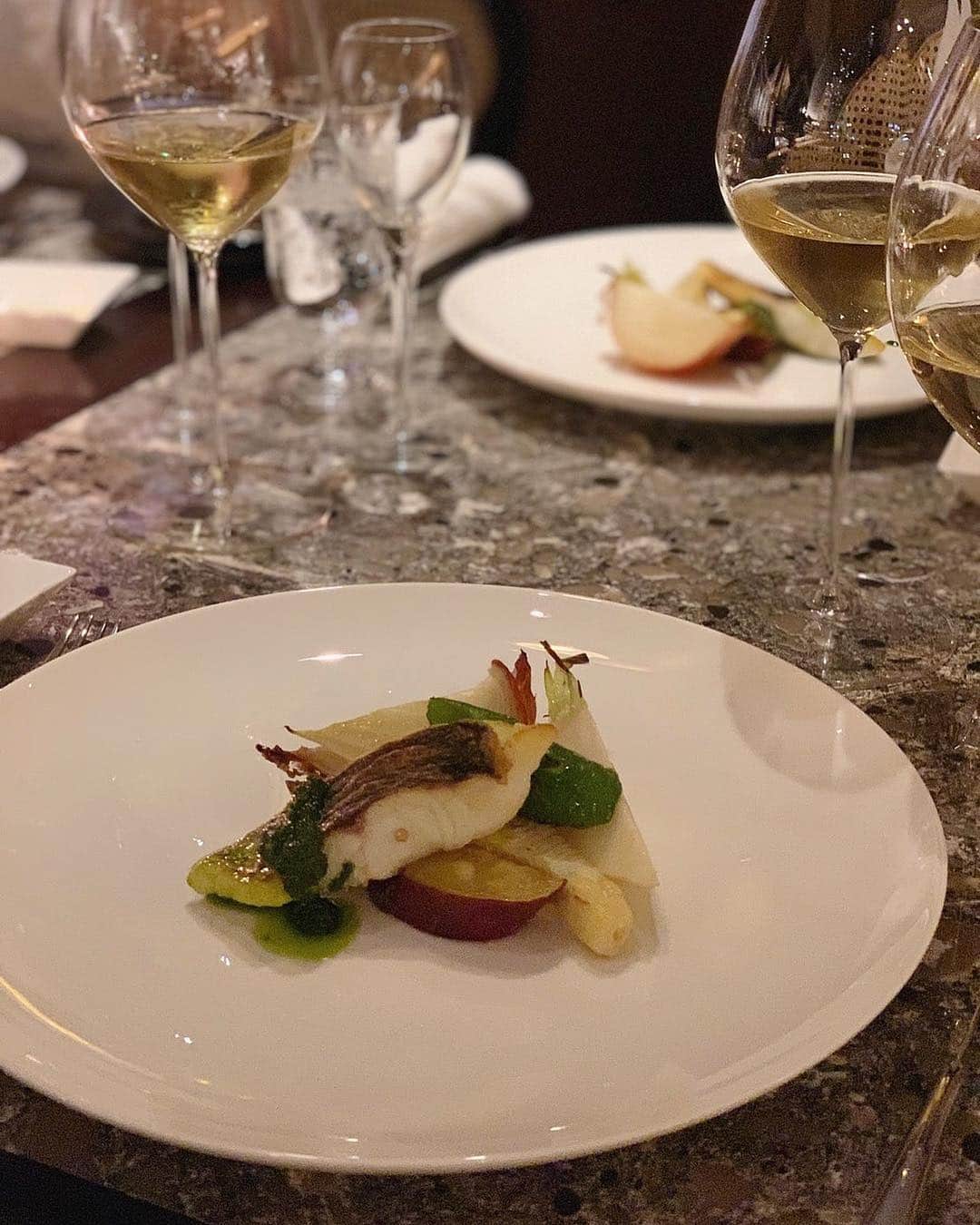 左近鈴乃さんのインスタグラム写真 - (左近鈴乃Instagram)「. 楽しみにしていたディナー🍷♡ . 厨房まで洗練されていて、 どこを取っても絵になる空間でいただく お食事はとても美味しかったです🐟🍴 . お食事に合わせた美味しいワインが これまたおいしくて。。♡ 食後にはBARにも行き、 美味しいお酒を沢山いただき、 とっても贅沢な夜を過ごせました🌃♡ . #PR #kyotoyura #mgallery #Mギャラリー #アコー」4月24日 19時39分 - suzuno_sakon