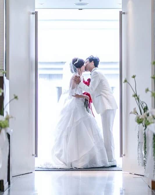 楽婚【公式】Instagramさんのインスタグラム写真 - (楽婚【公式】InstagramInstagram)「@rakukon をフォローして 『#楽婚』をつけて、 お写真の投稿大歓迎♡ 公式IGでリグラムされるかも！？ . ♥楽婚の先輩カップル Takeshi ＆ Haruka 会場：#ヒルトン大阪 >>>https://www.rakukon.com/couple/takeshi-%EF%BC%86-haruka/ . 緊張されながらもまっすぐに想いを伝えられたダーズンローズセレモニー そしてオリジナリティ溢れる誓いのことばに、「わあっ♡」と大きな歓声があがったクロージングキス♩ おふたりらしい素敵な挙式となりましたね✳︎ .  Webでご予約はTOPのURLより♡ ⇒@rakukon . #楽婚 #rakukon #ベストブライダル  #wedding #ウェディング #フォトウェディング #プレ花嫁 #卒花 #日本中のプレ花嫁さんと繋がりたい #プラコレ #marryxoxo #ウエディングニュース #花嫁 #卒花嫁 #2019年春婚  #2019年夏婚 #2019年冬婚  #結婚式準備 #weddingdress #結婚式 #チャペル #洋装」4月24日 19時32分 - rakukon
