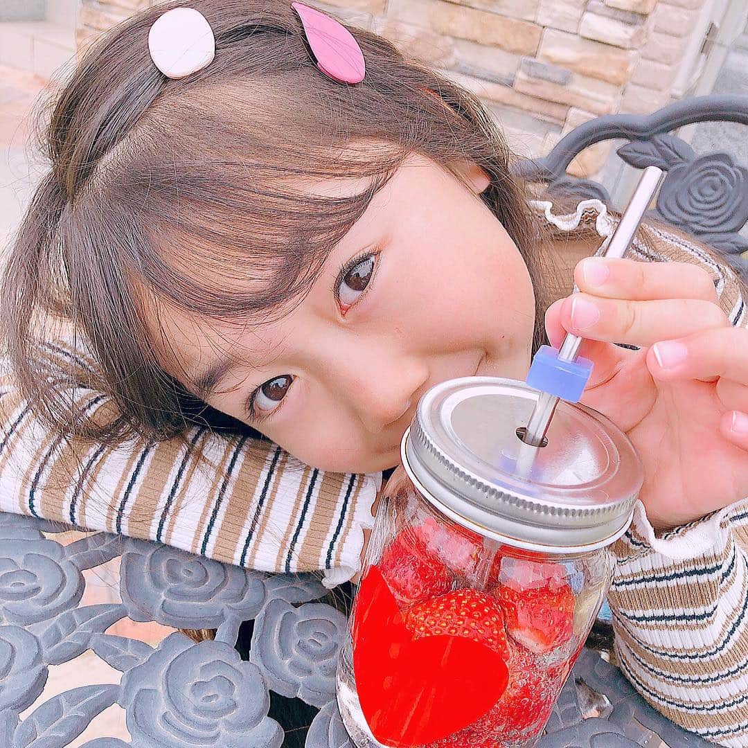 かなのインスタグラム：「． テレビで見た苺シャンパン🥂🍓 の真似っこで苺サイダー😂💕 苺たっぷり入れて可愛い😍🍓 学校の自己紹介であんなは好きな食べ物「苺」と言ったそう🥰 ． エコでスタイリッシュなステンレスストロー✨ 冷たい飲み物がよりひやっと感じます💙 食洗機対応で専用のお手入れブラシが付属されてるので衛生面も安心して、繰り返し使えます😊 ストローマーカーを付けるとカラフルで可愛いし、誰のストローかもわかりやすい🙆🏻‍♀️ 環境にも優しいマイストロー🌏少しずつ取り入れていけたらいいなぁ💕 ． ． #和平フレイズ#マイストロー#ステンレスストロー#エコ#ストロー#環境問題#ノンプラ#プラスチックストロー#娘#苺#サイダー#strawberry#noplasticstraws #noplastics#pr#eco」
