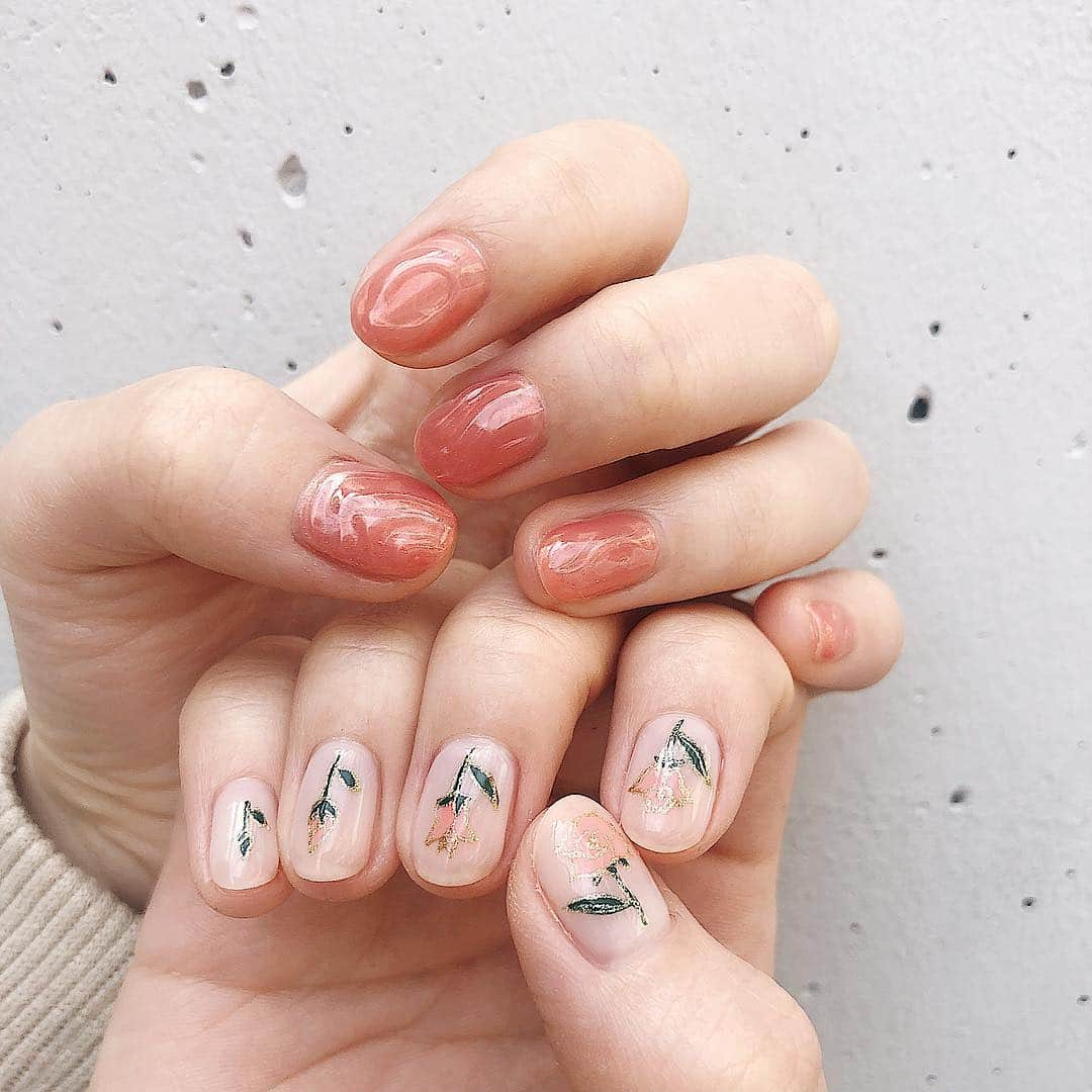 菅本裕子さんのインスタグラム写真 - (菅本裕子Instagram)「久しぶりにジェルネイル💅 #ゆうこすネイル﻿ ﻿ 最近マニキュアがずっと続いてたんだけど、インスタで色んなネイル画像見てたらしたくなってきて😂﻿ ﻿ ひさびさに原宿のspicaに行ってきました〜！﻿ ﻿ ヘアとネイルを同時施術してくれるから、忙しい人への見方すぎて😭ありがたい..﻿ ﻿ 今回は、﻿ ヘアカラー、カット、トリートメント﻿ ハンドネイル、フットネイル、、﻿ ﻿ フルコースで😂！﻿ ﻿ ネイルは、アシンメトリーに❤︎﻿ 左右違うの好きなんだよね〜、見てて飽きない😂﻿ ﻿ 左はコーラルピンクに、うねうねっとしたの重ねて、オーロラ加工でツヤっぽく！﻿ ﻿ 右は、透け感のあるホワイトベースにお花を！﻿ 実は、小指から親指にかけて少しずつ咲いて行ってるんだよ〜🙋🏻‍♀️﻿ ﻿ １年前はピンク！ハート！系が好きだったけど、今はナチュラルな物が好きになってきたなぁ🤔女の子らしさは相変わらずだけど😌❤︎﻿ ﻿ GW前だし、ジェルする人いるかな？﻿ みんなどう？🤔﻿ ﻿ ジェルとマニキュア、どっち派ですかー？﻿ ﻿ #ネイル #ネイルデザイン #ネイル好き #ジェルネイル #ジェルネイルデザイン #アシンメトリーネイル #一輪のバラネイル #シェルネイル #オーロラネイル」4月24日 19時34分 - yukos0520