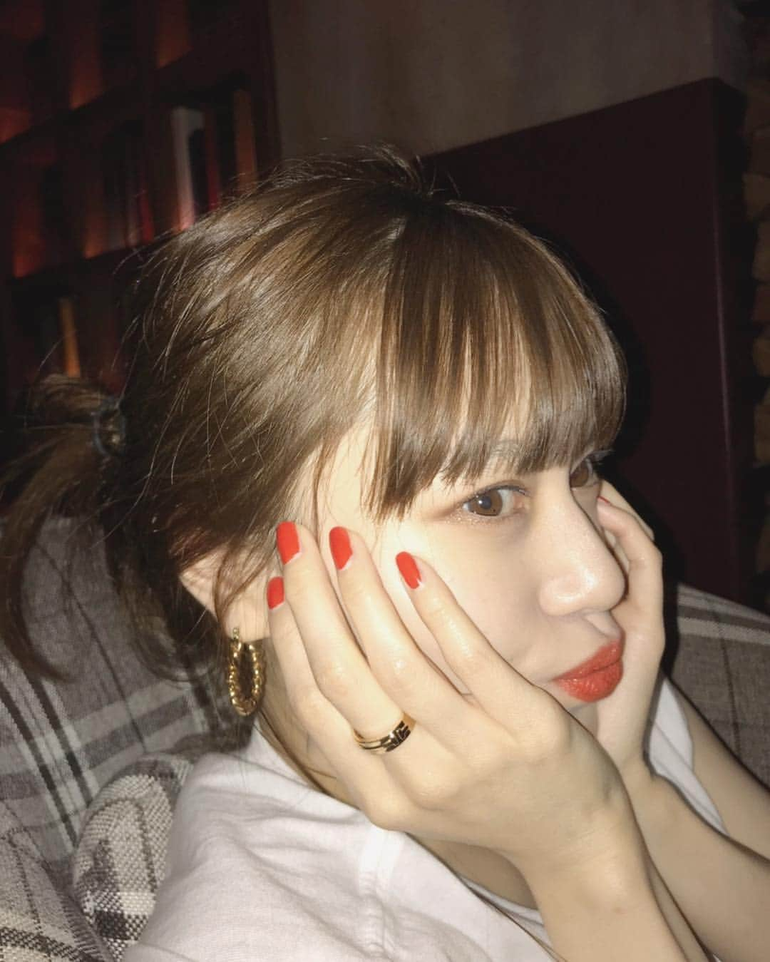 野崎智子さんのインスタグラム写真 - (野崎智子Instagram)「セルフメイク🔥 Orange nail&lip🧡🧡🧡 lipは @rmkofficial の コンフォートマットフィット 07 nailは @givenchybeauty  の ヴェルニィジバンシィ 14 だよ🍊最近色メイクハマってるの。」4月24日 19時35分 - tomoconozaki