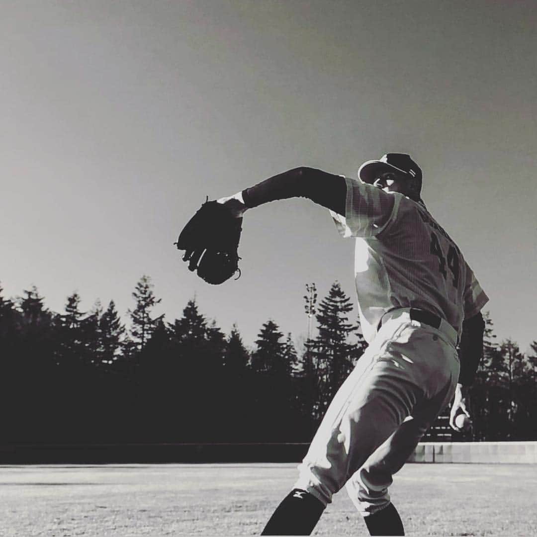 リック・バンデンハークさんのインスタグラム写真 - (リック・バンデンハークInstagram)「Started throwing again in the penn. Getting ready!💥💥💥 #バンデンハーク #sbhawks #福岡ソフトバンクホークス #bullpen #baseball 📷: @paulraats」4月24日 19時35分 - rick_vdhurk