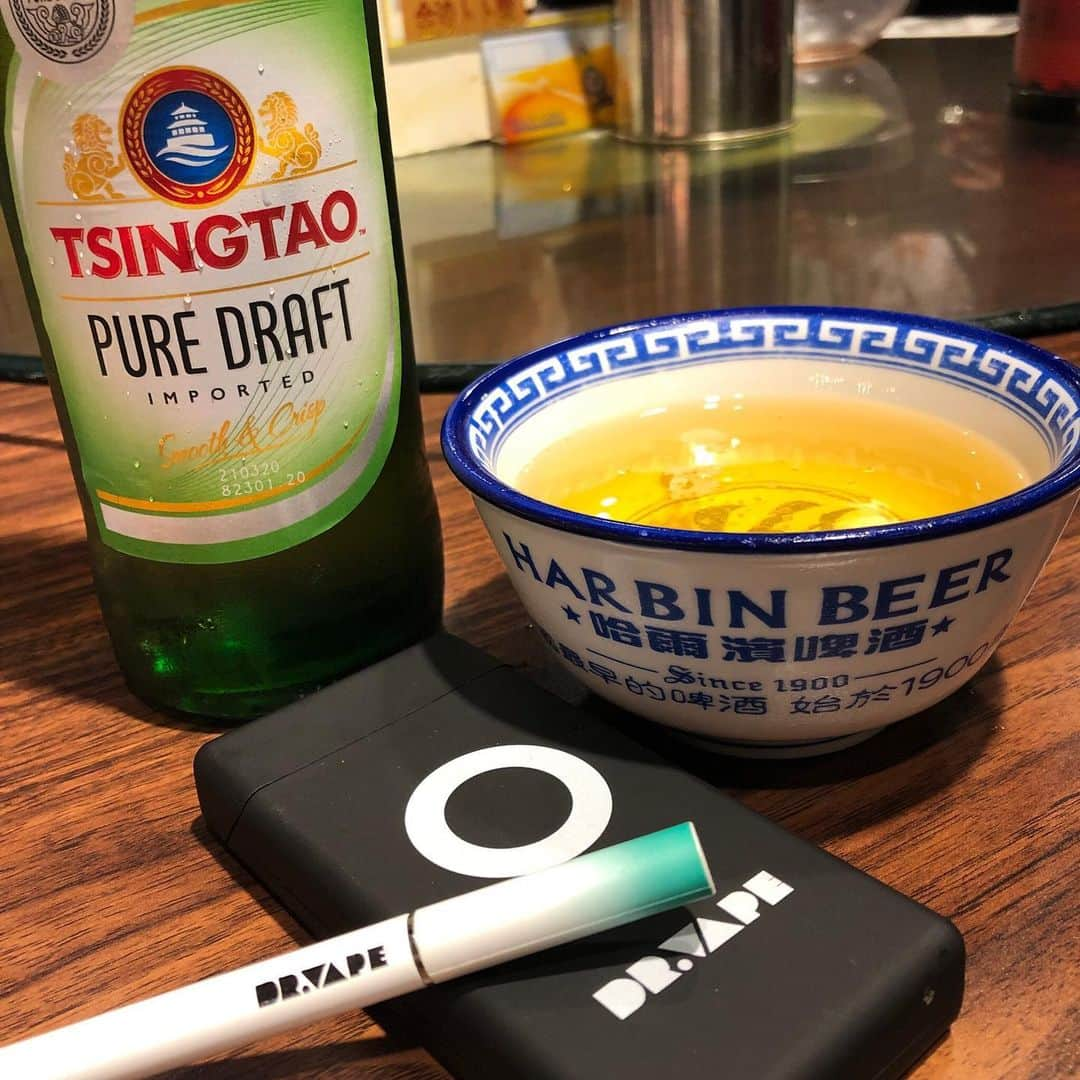 DR.VAPEさんのインスタグラム写真 - (DR.VAPEInstagram)「香港の大衆食堂に行ったら… え⁉️ビールこのどんぶりで飲むんですか⁉️😱 * * #DRVAPE#VAPE#Hongkong#China#restaurant#bostro#travelgram#traveltotheworld#instagood#travel#beer #ドクターベープ#べイプ#香港#中国#大衆食堂#レストラン#ビール#チンタオビール#世界旅行#健康#旅好きな人と繋がりたい#禁煙#禁煙グッズ#タバコ#禁煙したい#旅好き#中華料理#アジア旅行#タビ女」4月24日 19時44分 - dr.vape_official