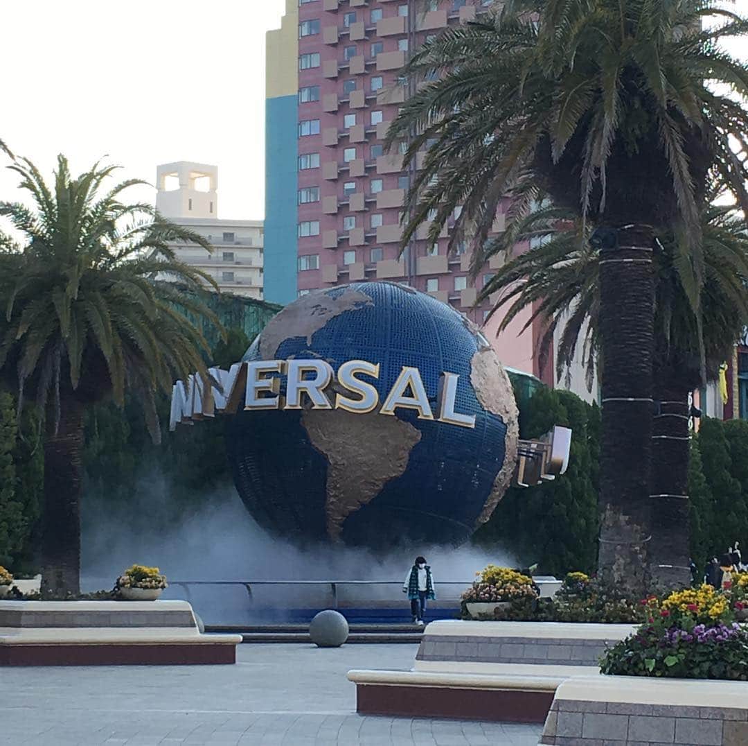 栗原由佳のインスタグラム：「バタバタしていたら４月が終わりそうですね、今更だけど #usj #念願の #家族旅行 #春休み パパはいなかったけどね。チビ二人はもちろん、長男長女も楽しんでました！」